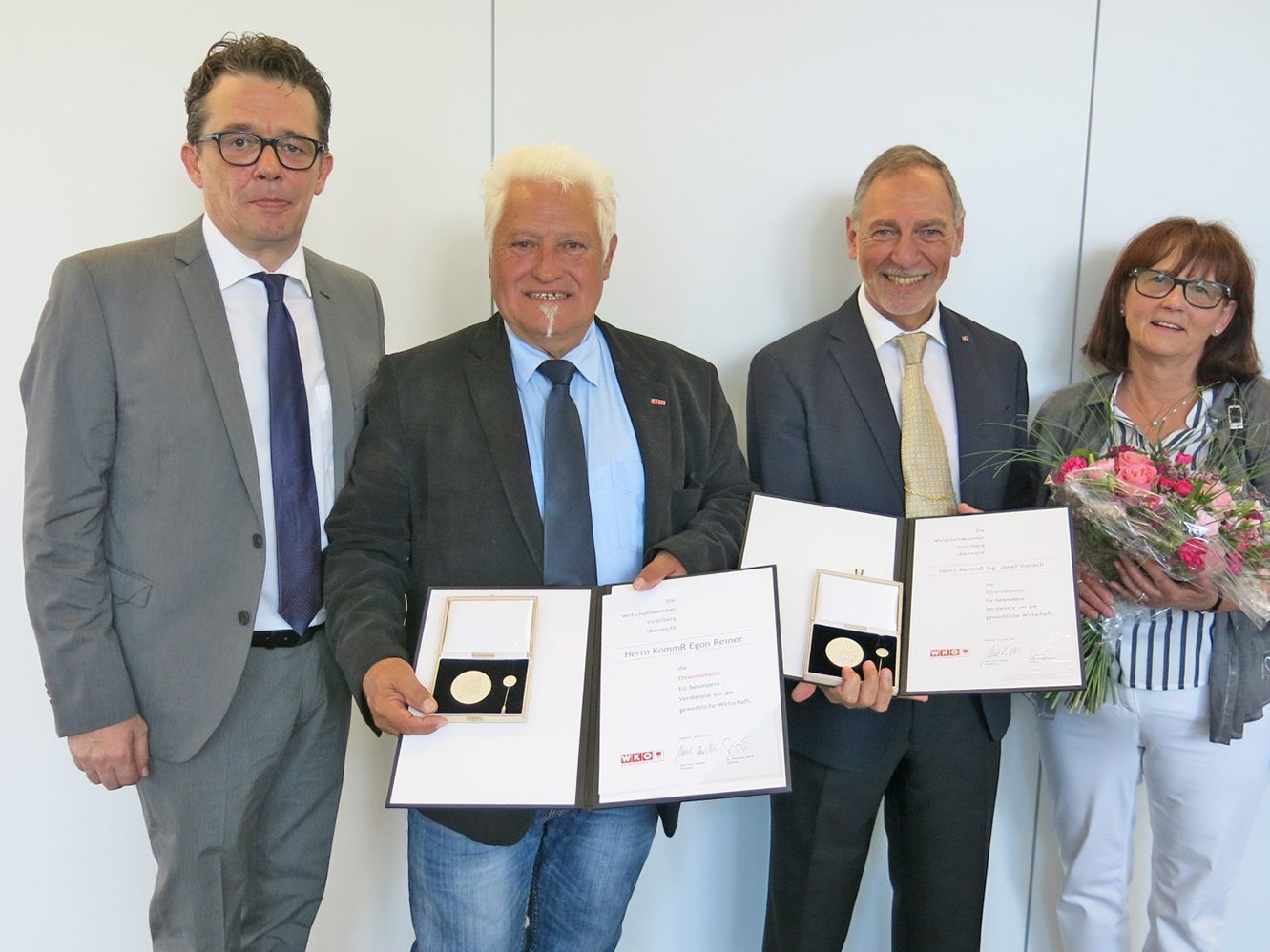 WKV-Präsident Hans Peter Metzler, KommR Egon Reiner und KommR Ing. Josef Vonach mit seiner Gattin Sigrid. WKV-Präsident Hans Peter Metzler, KommR Egon Reiner und KommR Ing. Josef Vonach mit seiner Gattin Sigrid.