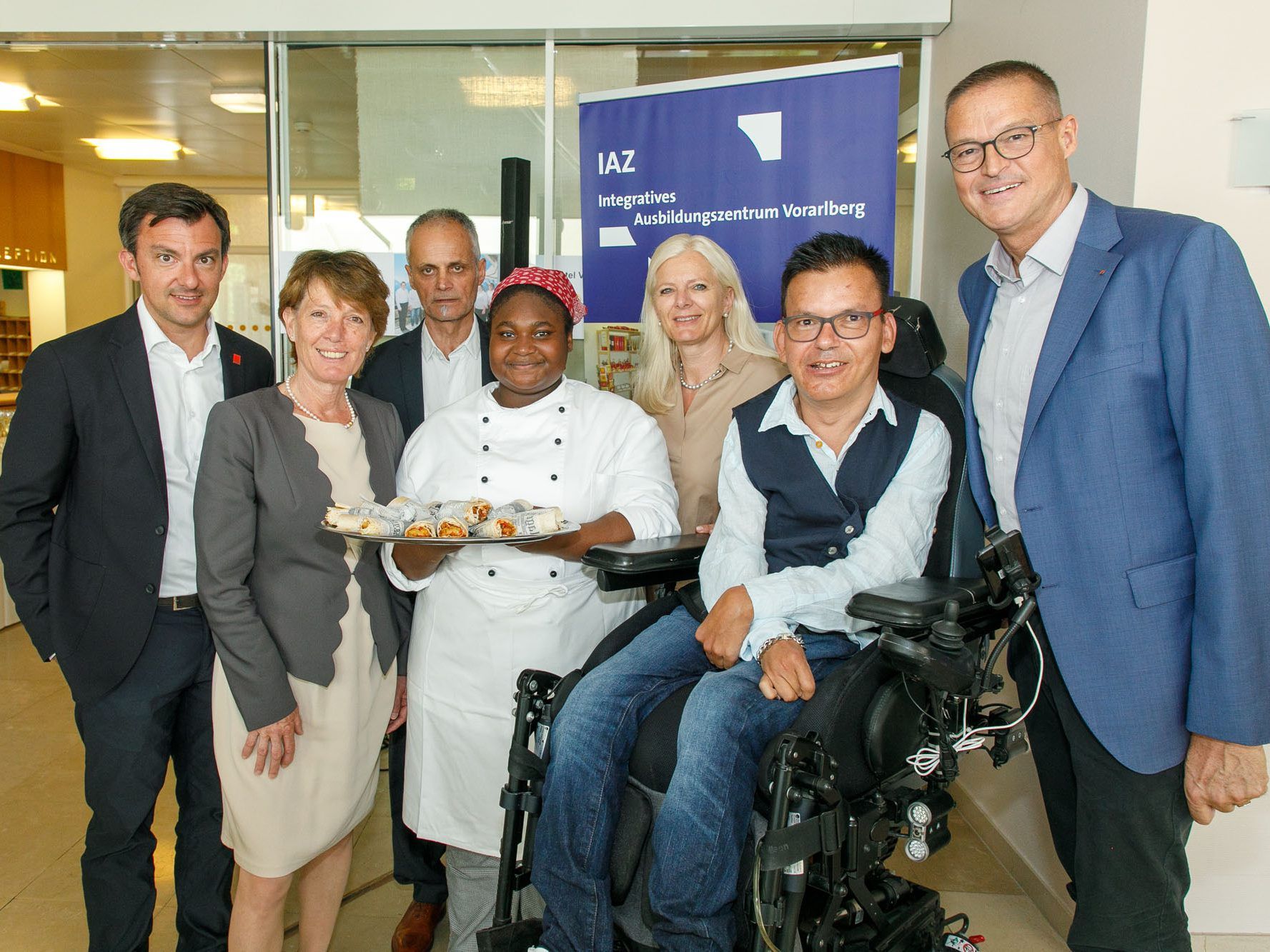 v.li.: Martin Staudinger (Geschäftsführer Sozialministeriumsservice), Adriane Feurstein (Präsidentin Lebenshilfe Vorarlberg), Armin Hotz (Geschäftsführer Hotel Viktor, IAZ), Priscilla Petteh (Auszubildende Hotel Viktor), Michaela Wagner-Braito (Geschäftsführerin Lebenshilfe Vorarlberg), Klaus Brunner (Selbstvertreter Lebenshilfe Vorarlberg) und LR Christian Bernhard. v.li.: Martin Staudinger (Geschäftsführer Sozialministeriumsservice), Adriane Feurstein (Präsidentin Lebenshilfe Vorarlberg), Armin Hotz (Geschäftsführer Hotel Viktor, IAZ), Priscilla Petteh (Auszubildende Hotel Viktor), Michaela Wagner-Braito (Geschäftsführerin Lebenshilfe Vorarlberg), Klaus Brunner (Selbstvertreter Lebenshilfe Vorarlberg) und LR Christian Bernhard.