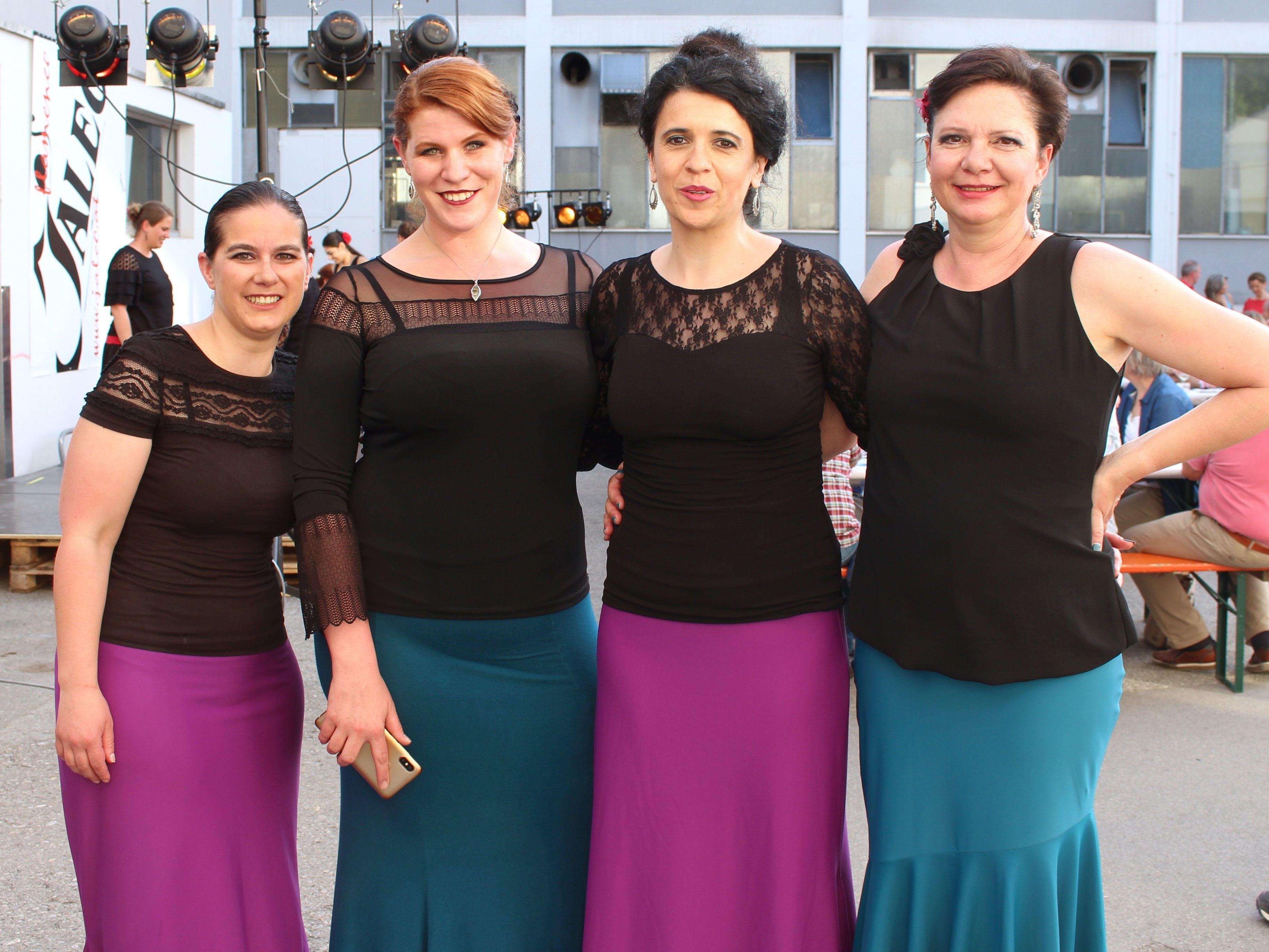 Gut gelaunt nach dem Auftritt waren: Nicole, Olivia, Maria und Nicole.