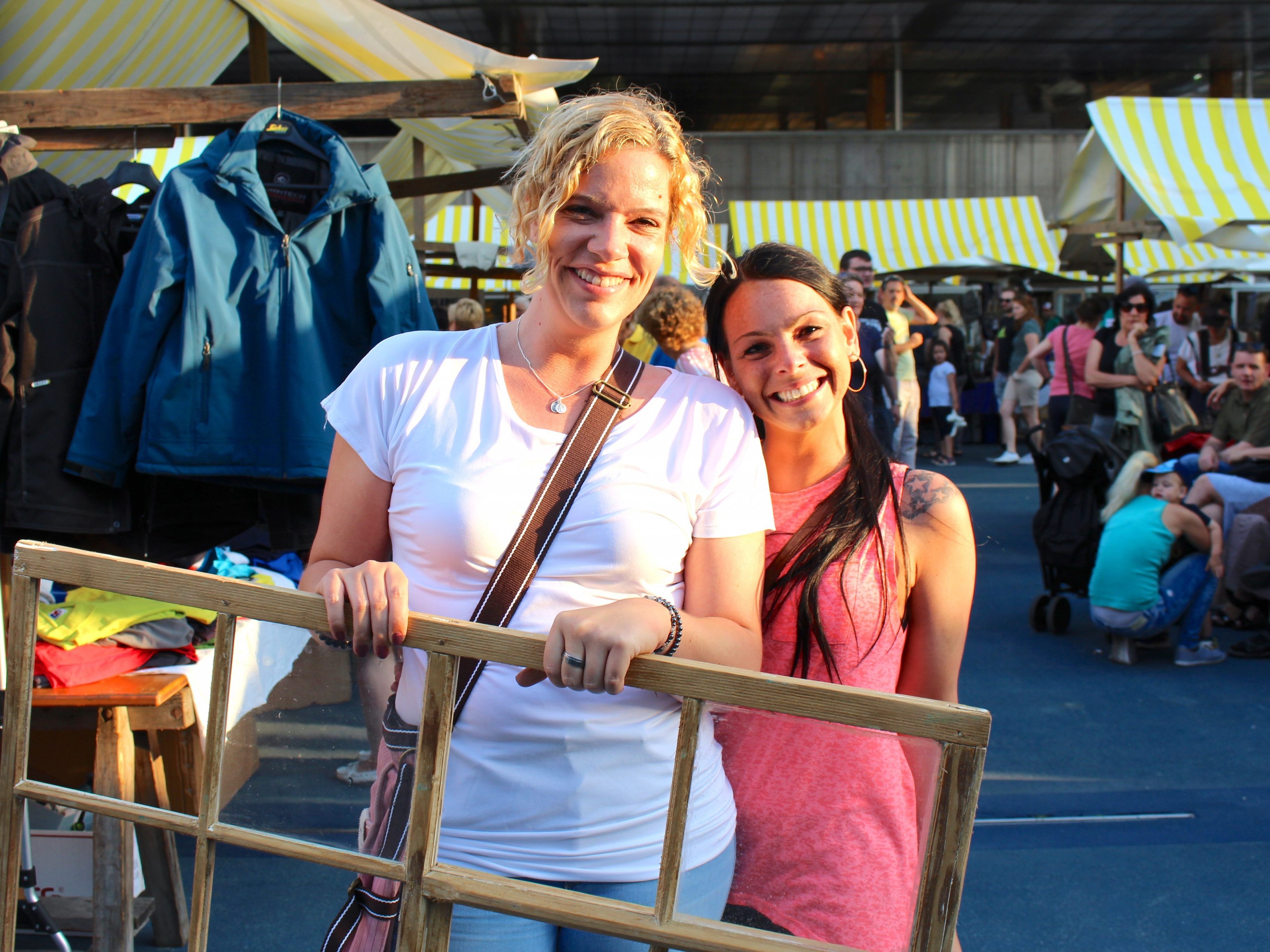 Belinda und Sandra wurden auf dem Nachtflohmarkt fündig. Belinda und Sandra wurden auf dem Nachtflohmarkt fündig.