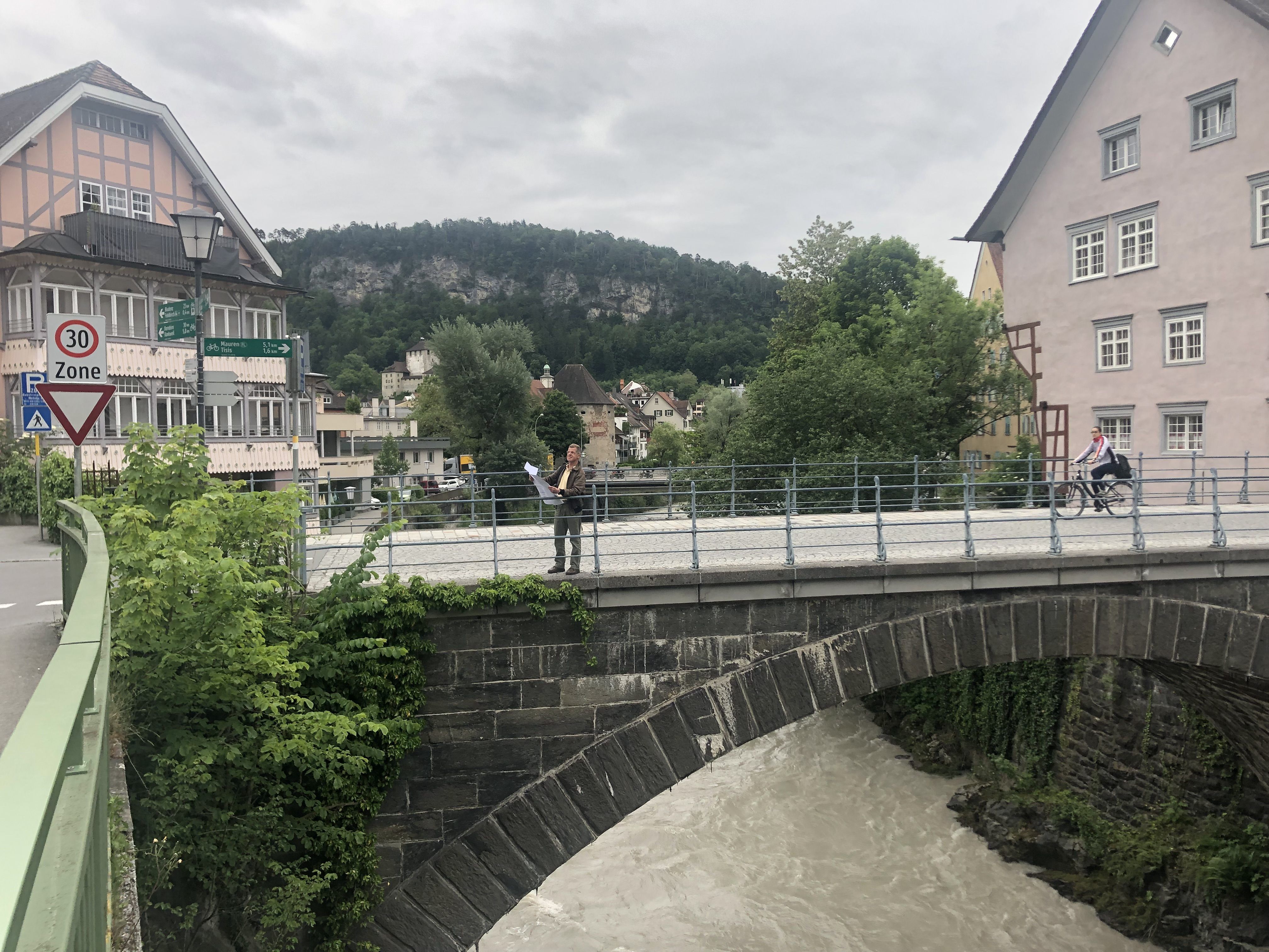 Wolfgang Erath auf der Heiligkreuzbrücke. Sie soll abgerissen und komplett neu errichtet werden. Wolfgang Erath auf der Heiligkreuzbrücke. Sie soll abgerissen und komplett neu errichtet werden.