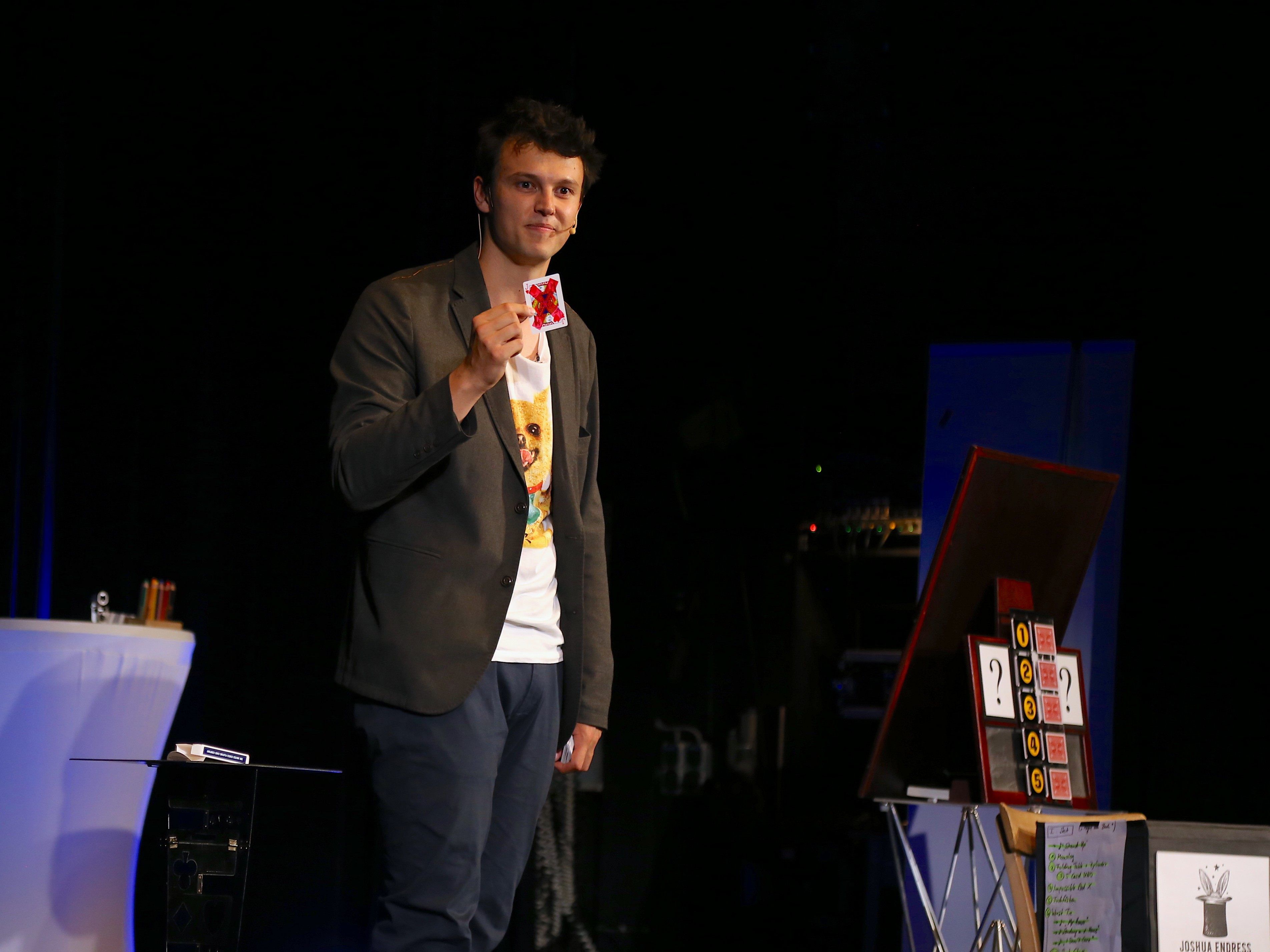 Beeindruckende und lustige Zaubertricks von Joshua Endress.