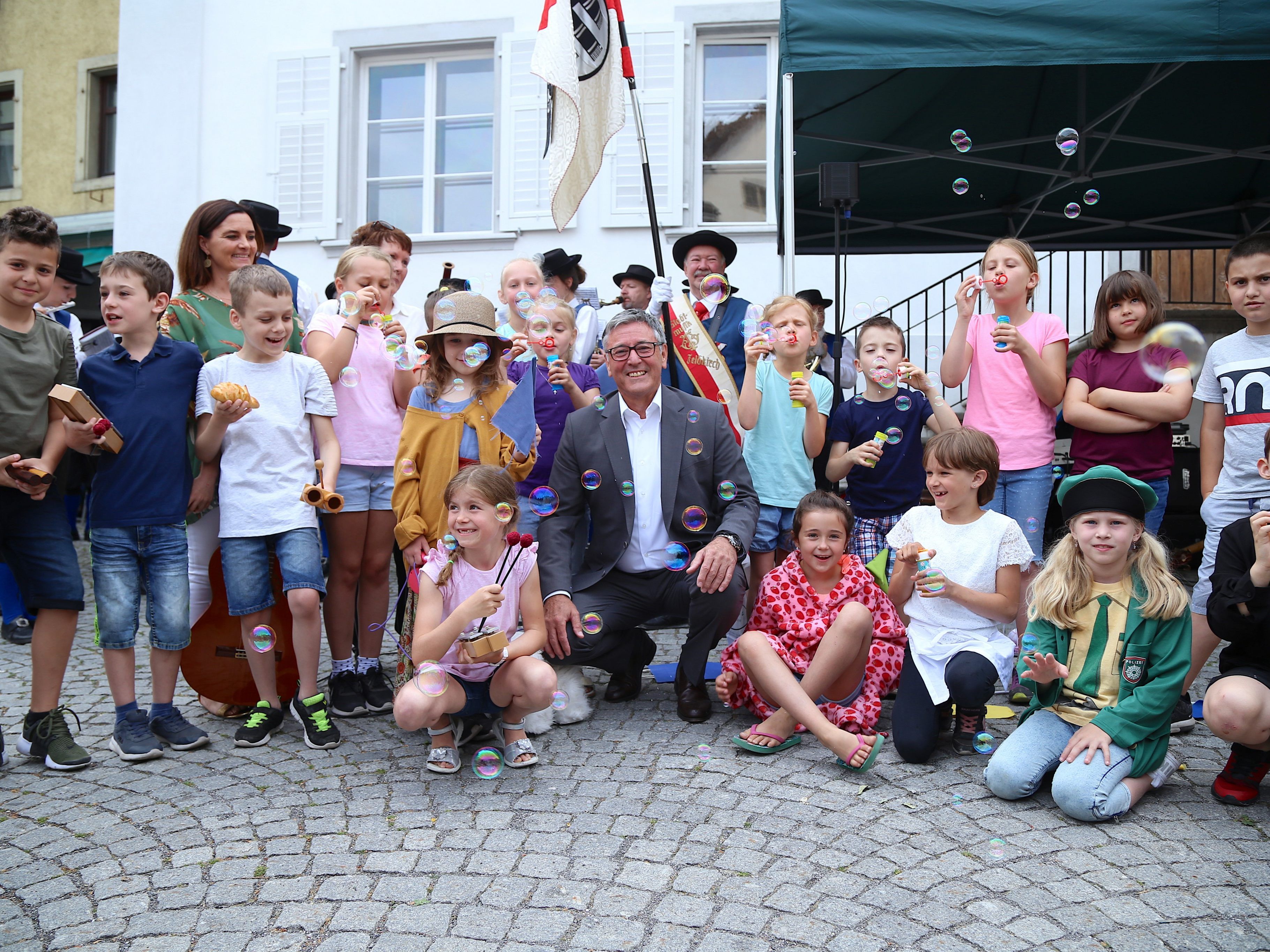 Bürgermeister Wolfgang Matt eröffnete mit den Kindern aus Altenstadt die Fußgängerzone.