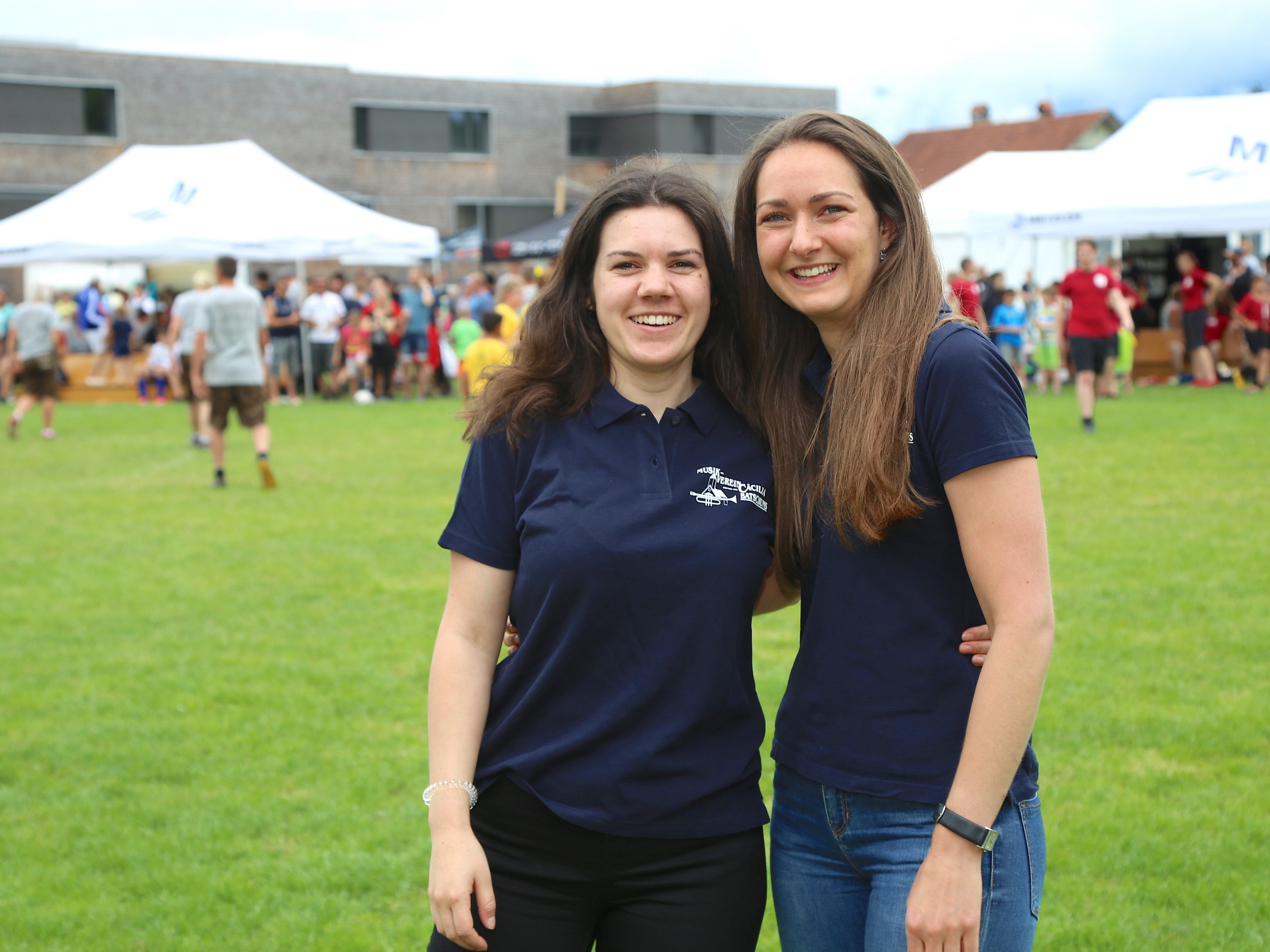 Nadin und Franzi vom MV Cäcilia Batschuns versorgten die Gäste.