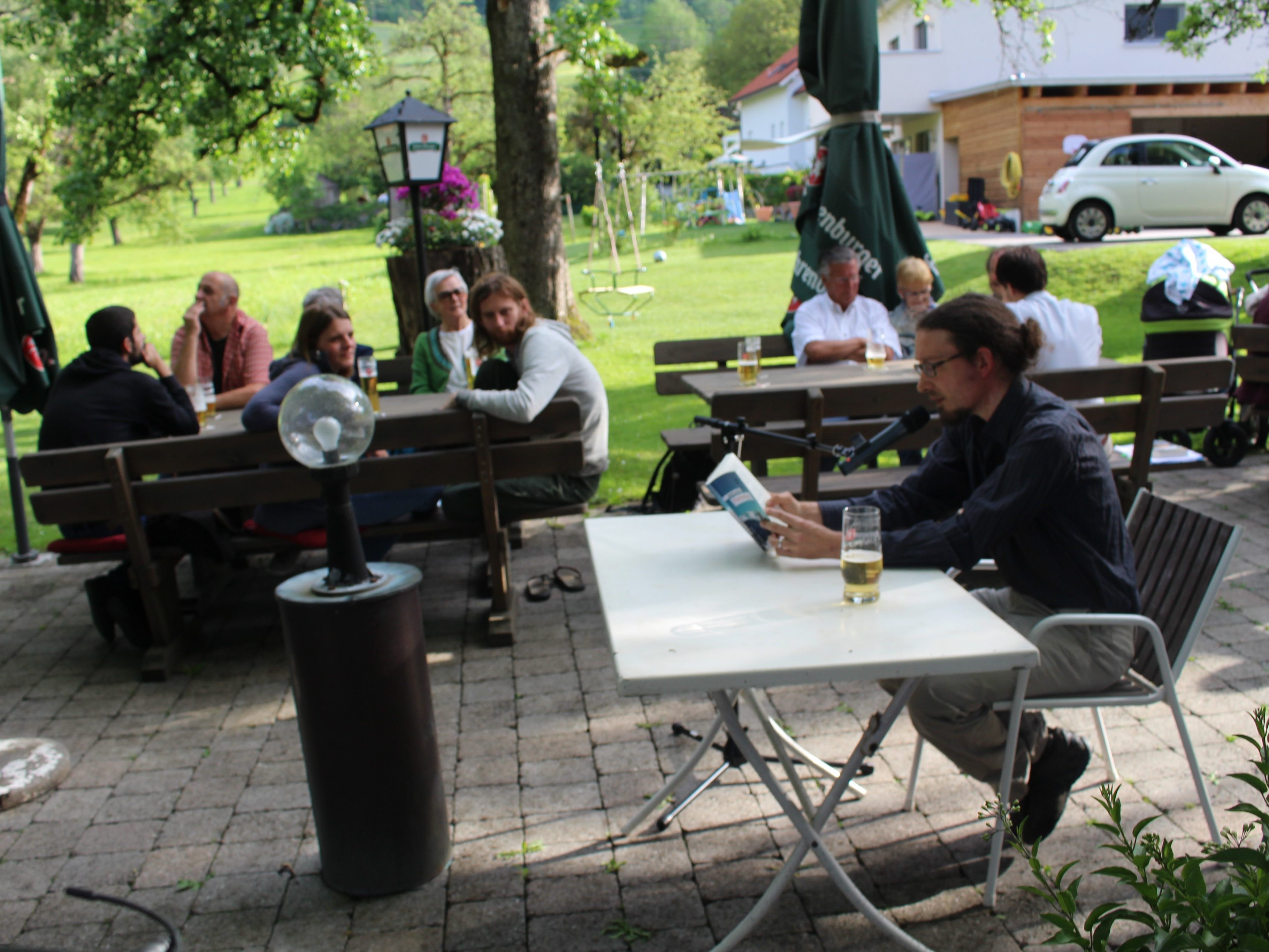 Spannende Lesung im Biergarten des Gasthaus Gemsle. Spannende Lesung im Biergarten des Gasthaus Gemsle.