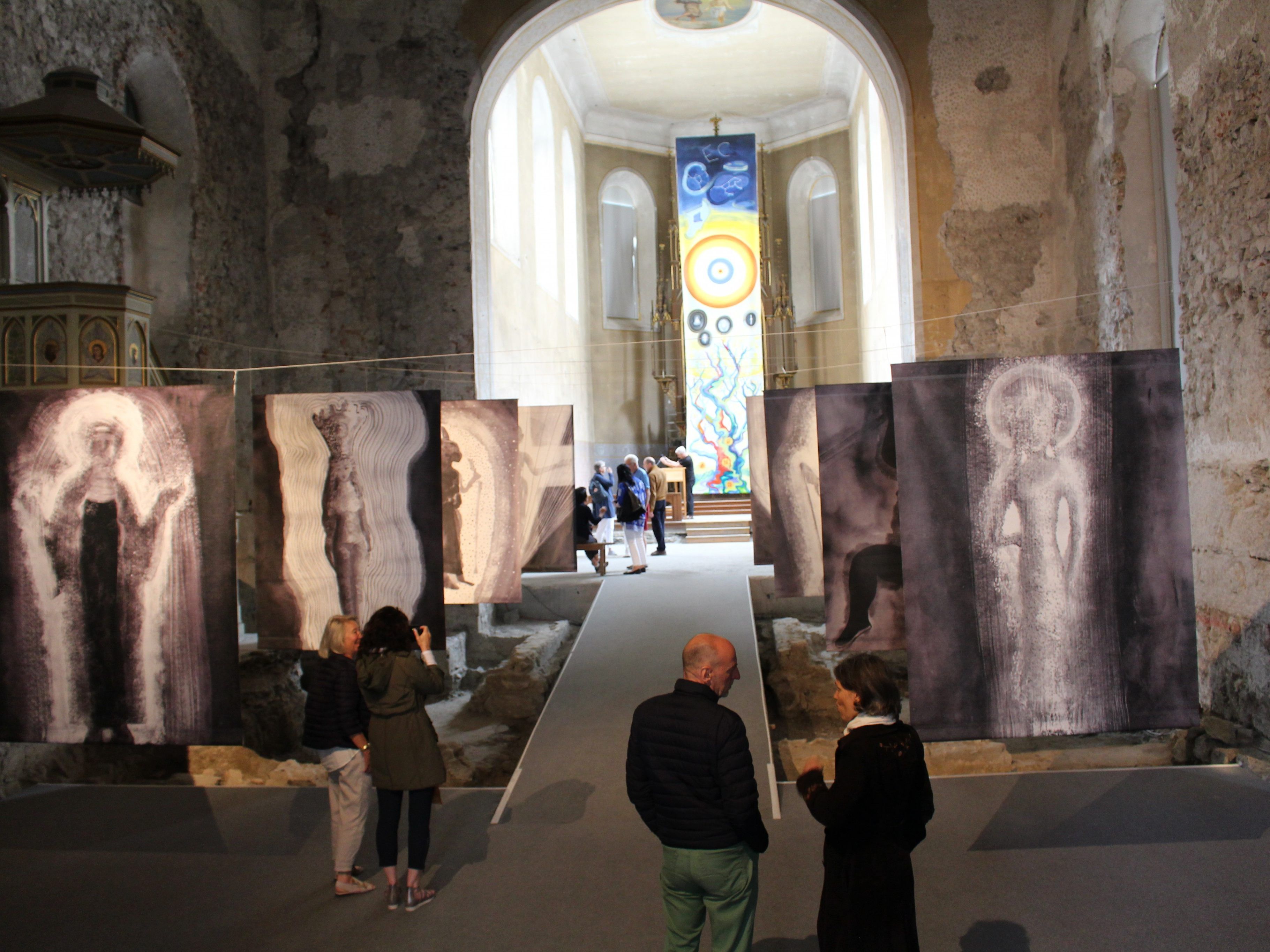 Ausstellung von Emily Cheng in der Johanniterkirche