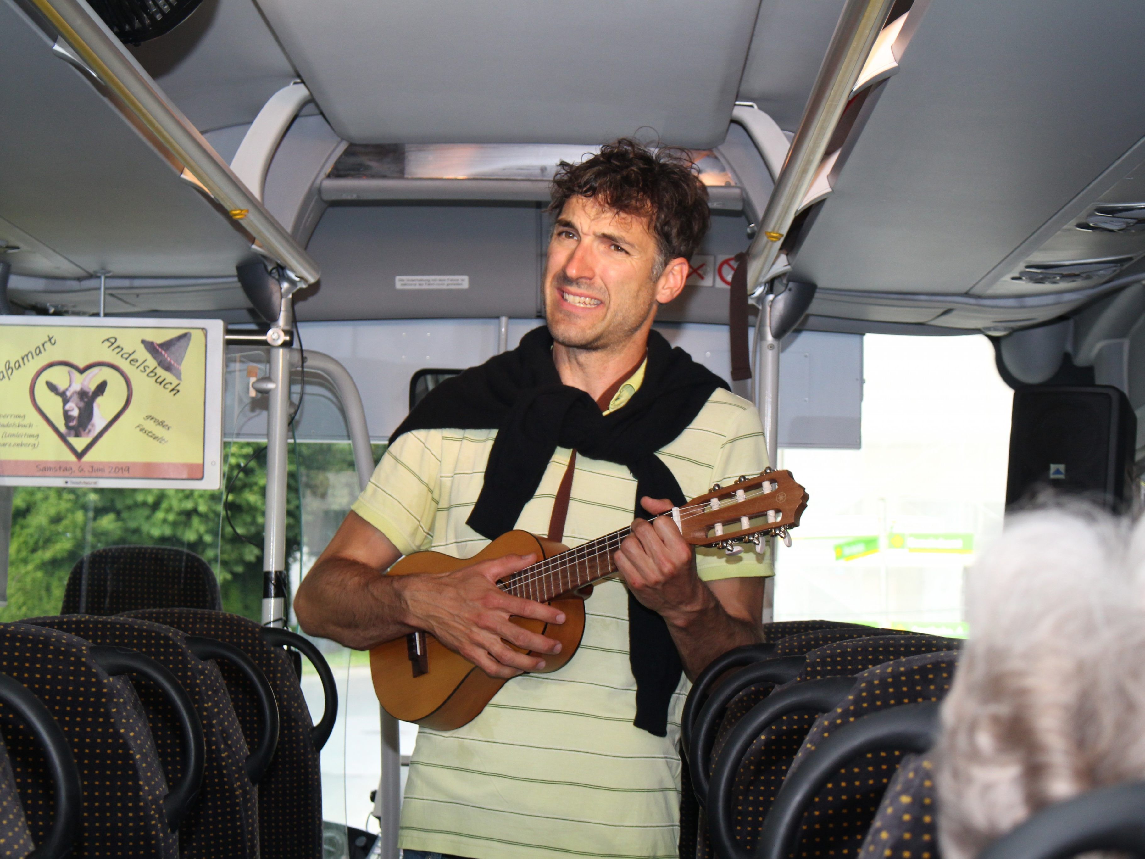 Amüsantes Theaterstück im Bus am Gemeindepark Frastanz Amüsantes Theaterstück im Bus am Gemeindepark Frastanz