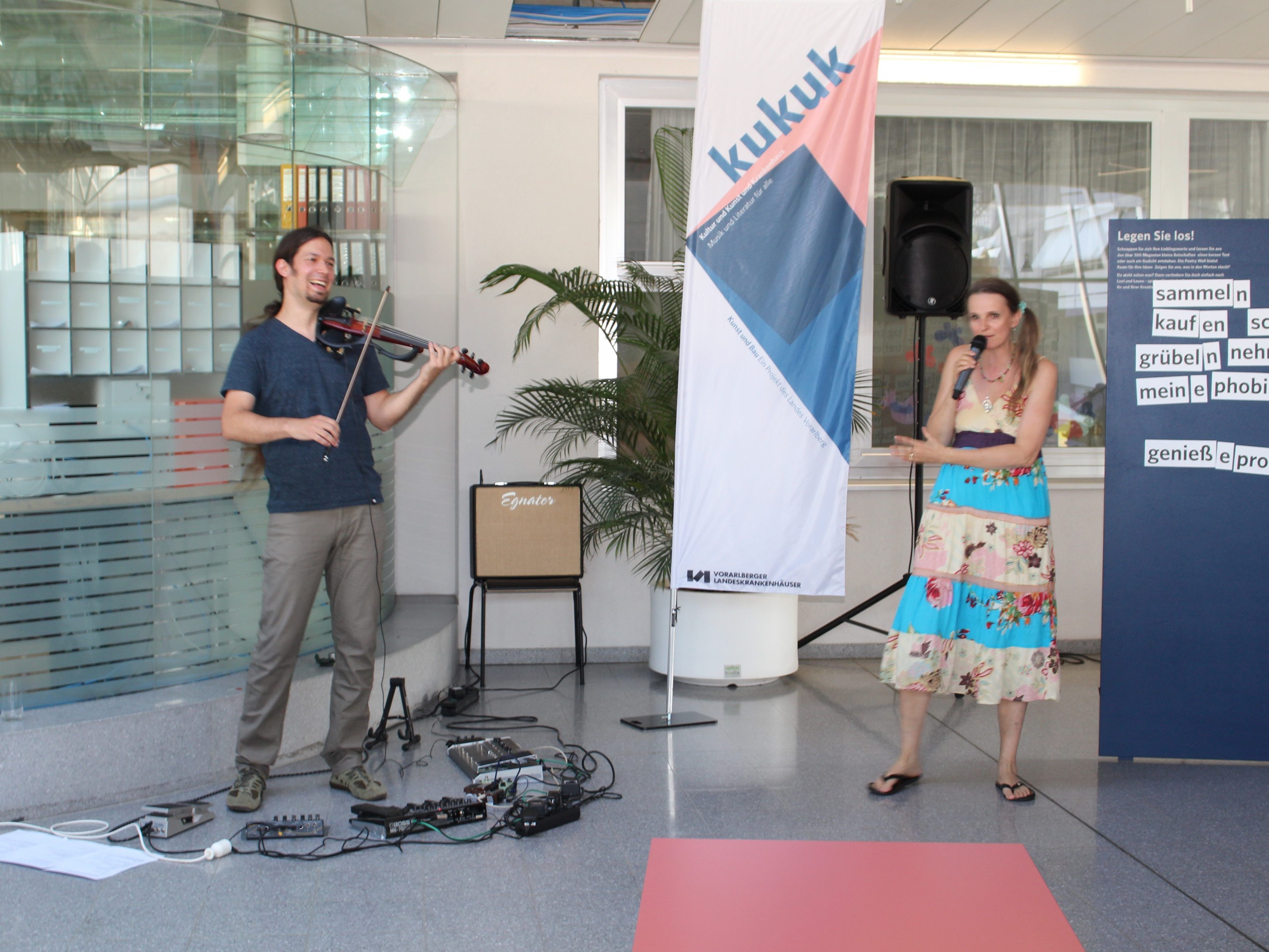 Experimentelle Performance an der "Poetry Wall" im Landeskrankenhaus Experimentelle Performance an der "Poetry Wall" im Landeskrankenhaus