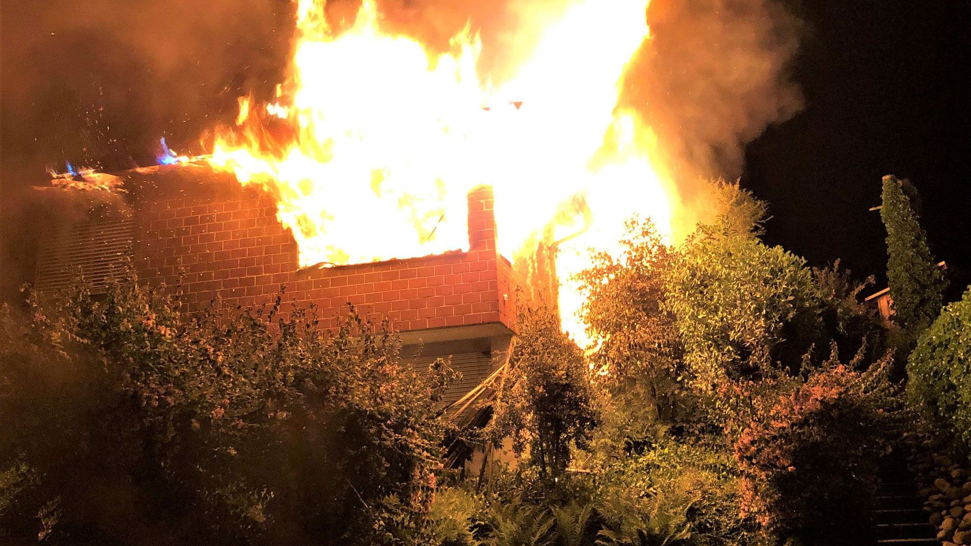 Das Einfamilienhaus in Jonschwil im Vollbrand. Das Einfamilienhaus in Jonschwil im Vollbrand.