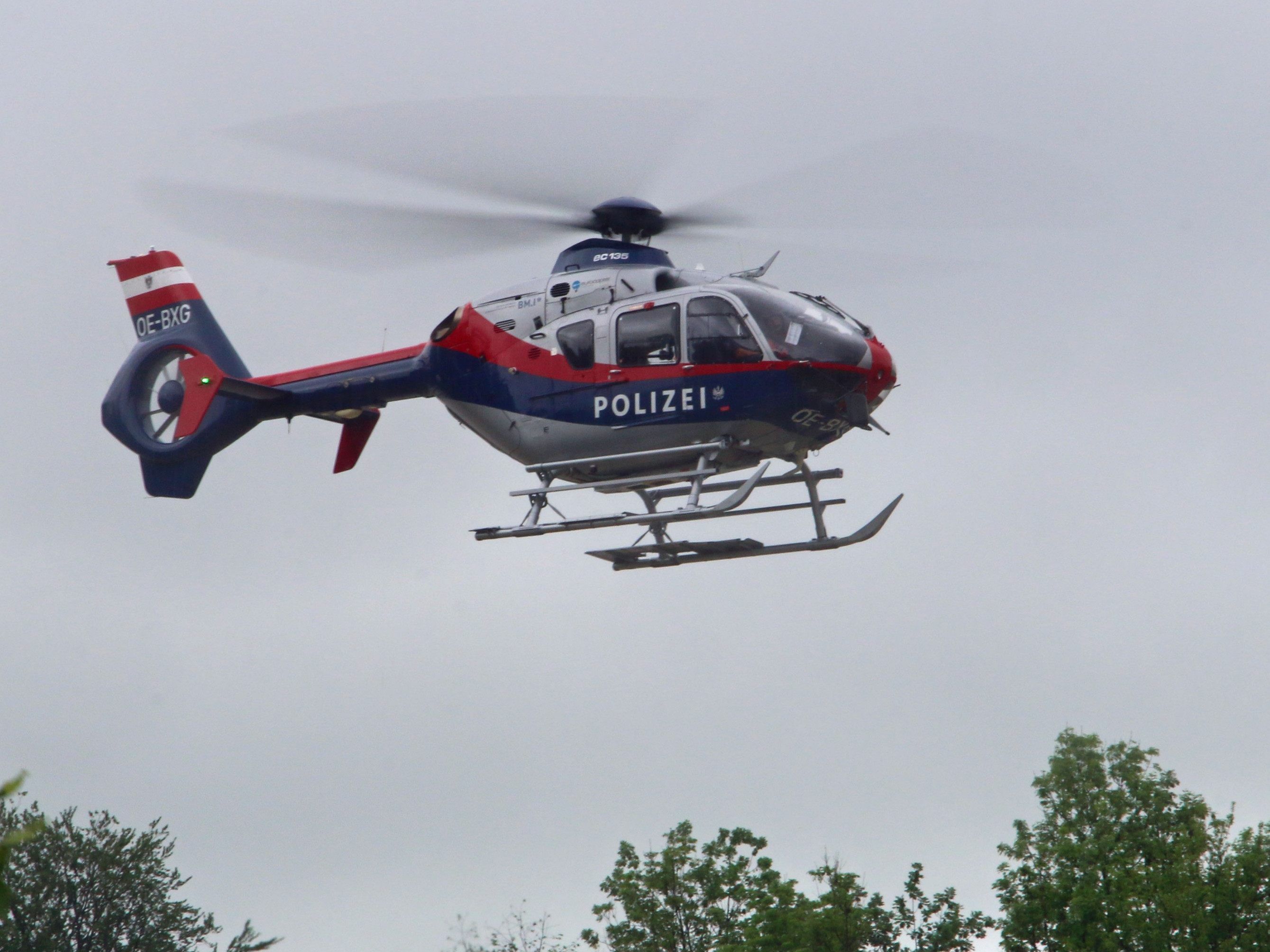 Die Gruppe mit sechs Personen blieb in einem Schneefeld stecken und musste per Tau vom Polizeihubschrauber geborgen werden.