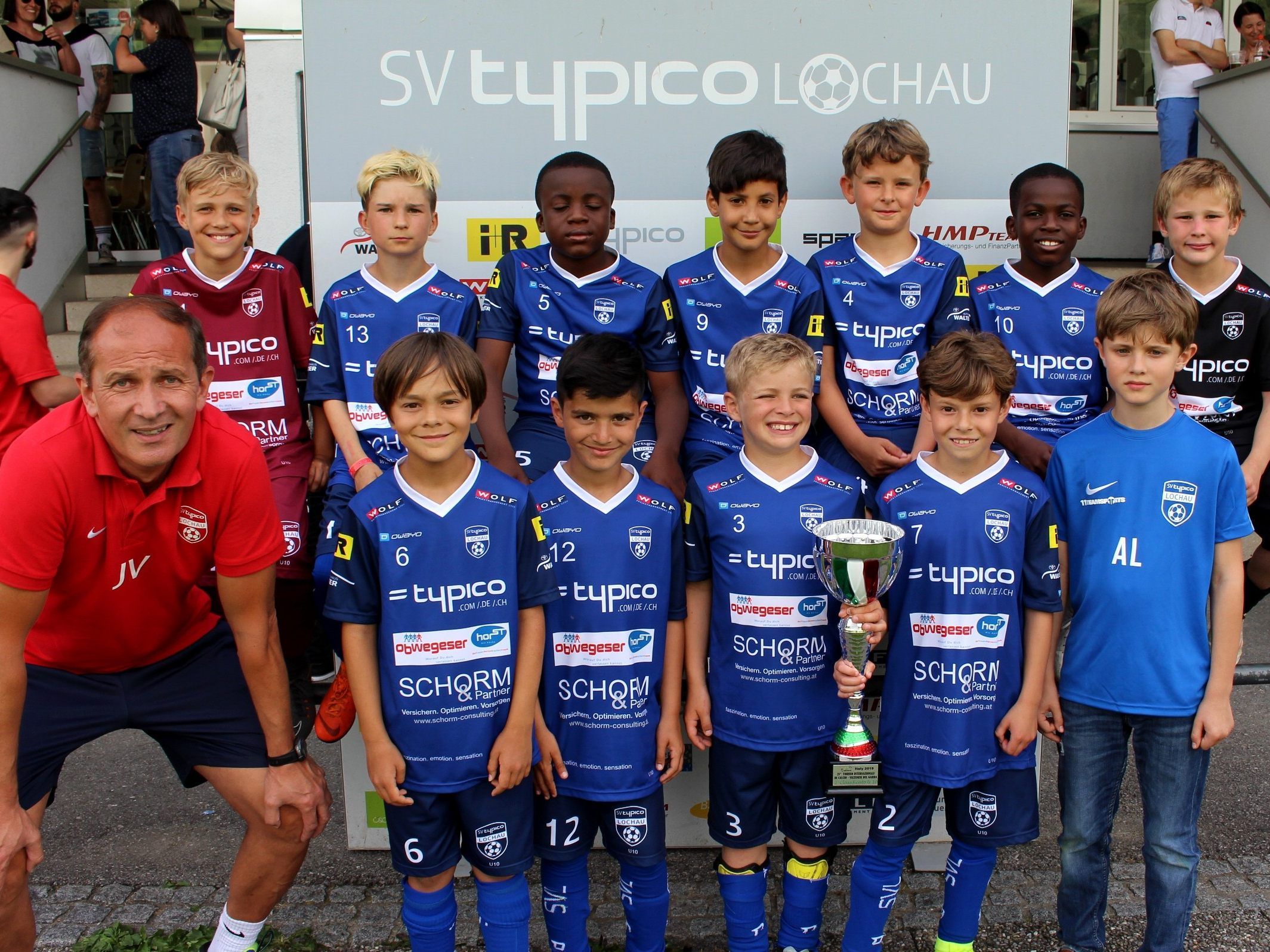 Das U10 Team des SV typico Lochau mit Trainer Vladan Jeremic präsentierte den Pokal für den 2. Platz bei einem internationalen Turnier am Gardasee in Italien.