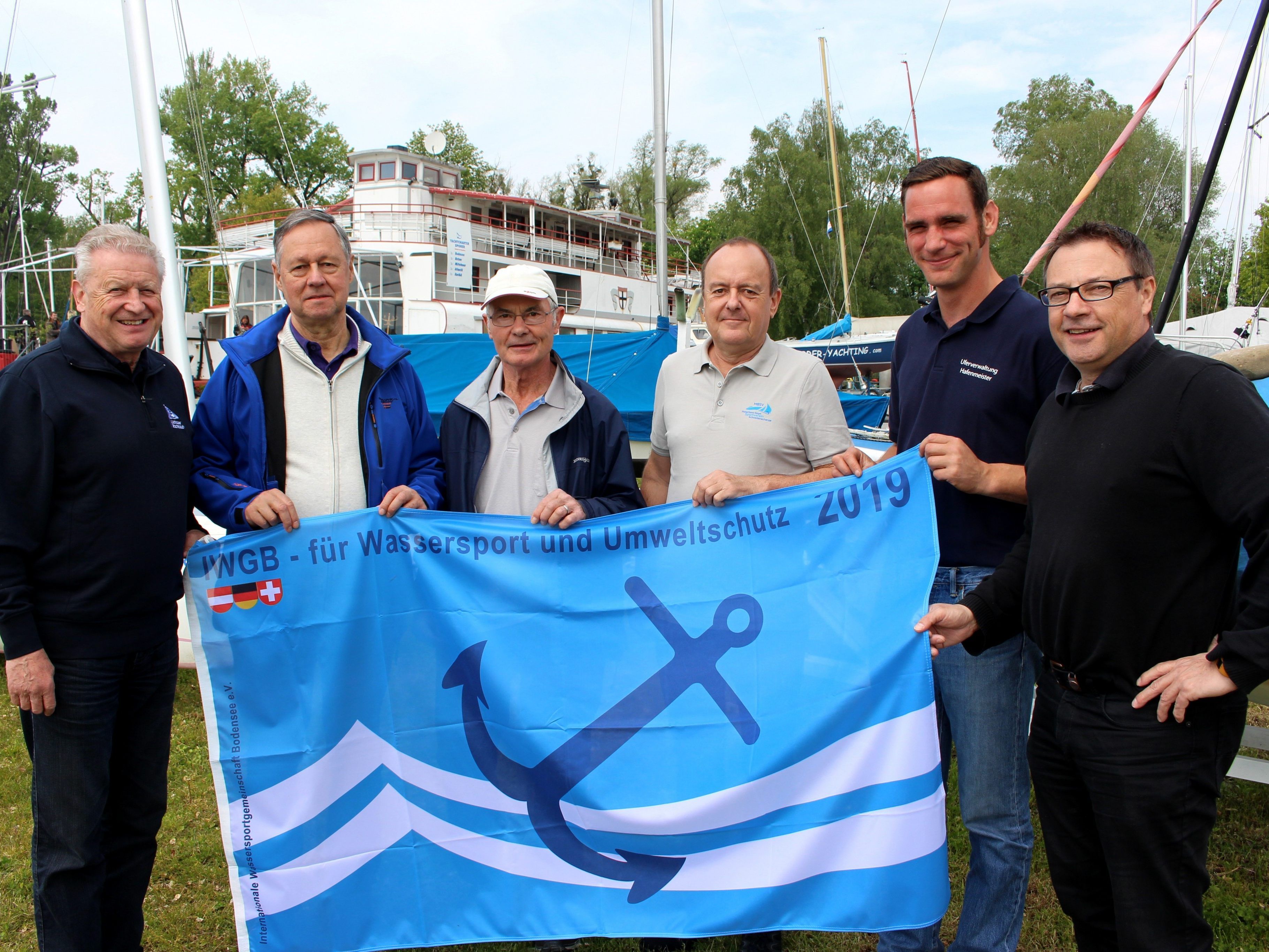 Audit „Blauer Anker“ im Lochauer Hafen mit LYC-Präsident Benno Wagner, Elmar Graß (Wirtschafts-,Tourismus- und Seeuferausschuss), Martin Amann als leitendem Auditor und Co-Autor Kurt Gassner von der Internationalen Wassersportgemeinschaft Bodensee, Hafenmeister Michael Sinz und Vizebürgermeister Christophorus Schmid, von links. Audit „Blauer Anker“ im Lochauer Hafen mit LYC-Präsident Benno Wagner, Elmar Graß (Wirtschafts-,Tourismus- und Seeuferausschuss), Martin Amann als leitendem Auditor und Co-Autor Kurt Gassner von der Internationalen Wassersportgemeinschaft Bodensee, Hafenmeister Michael Sinz und Vizebürgermeister Christophorus Schmid, von links.