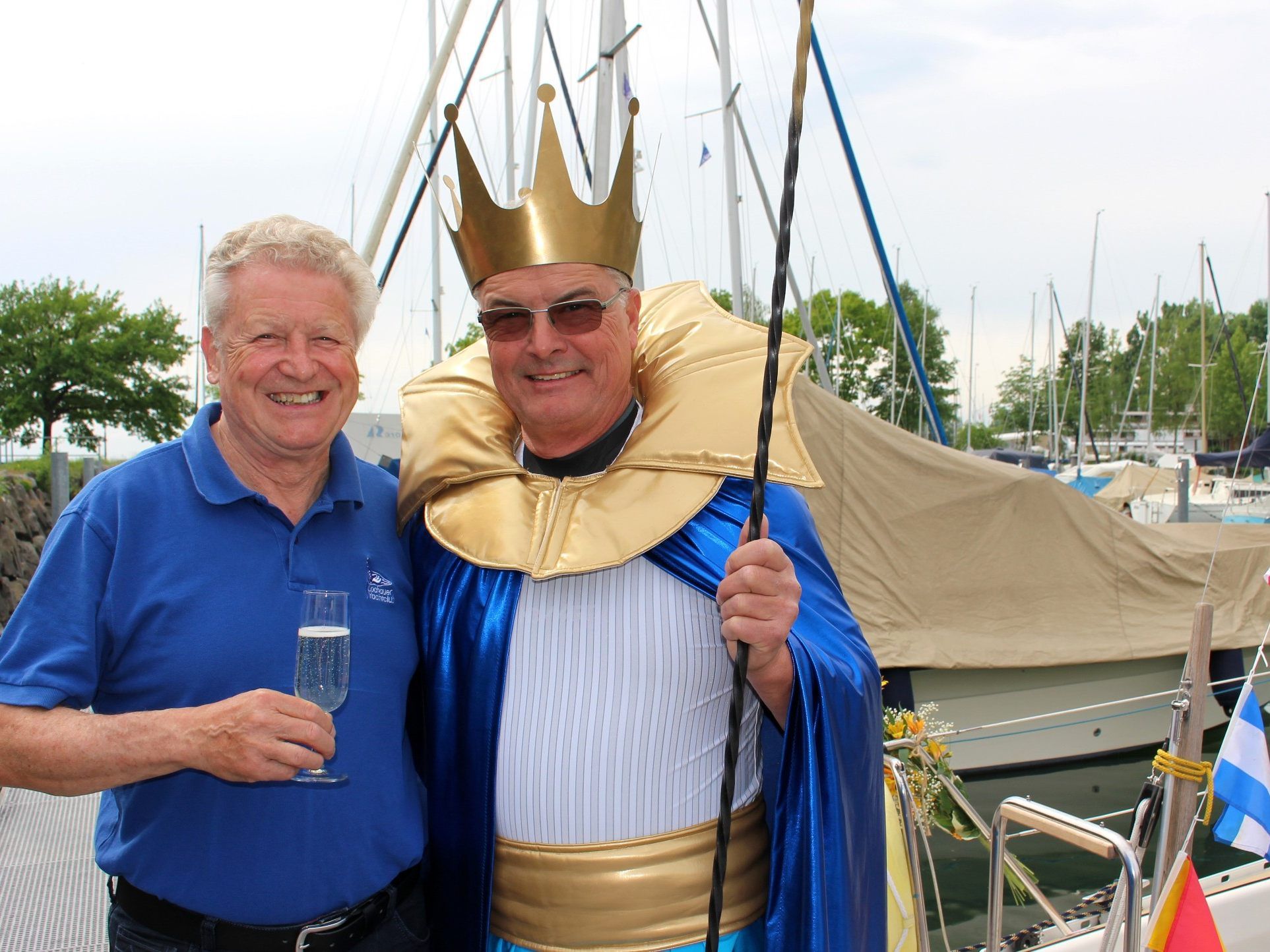 LYC-Präsident Benno Wagner lädt mit „Bodenseegott Neptun“ alle Bodenseefans zur traditionellen Bootstaufe an der Ostmole im Lochauer Hafen. LYC-Präsident Benno Wagner lädt mit „Bodenseegott Neptun“ alle Bodenseefans zur traditionellen Bootstaufe an der Ostmole im Lochauer Hafen.