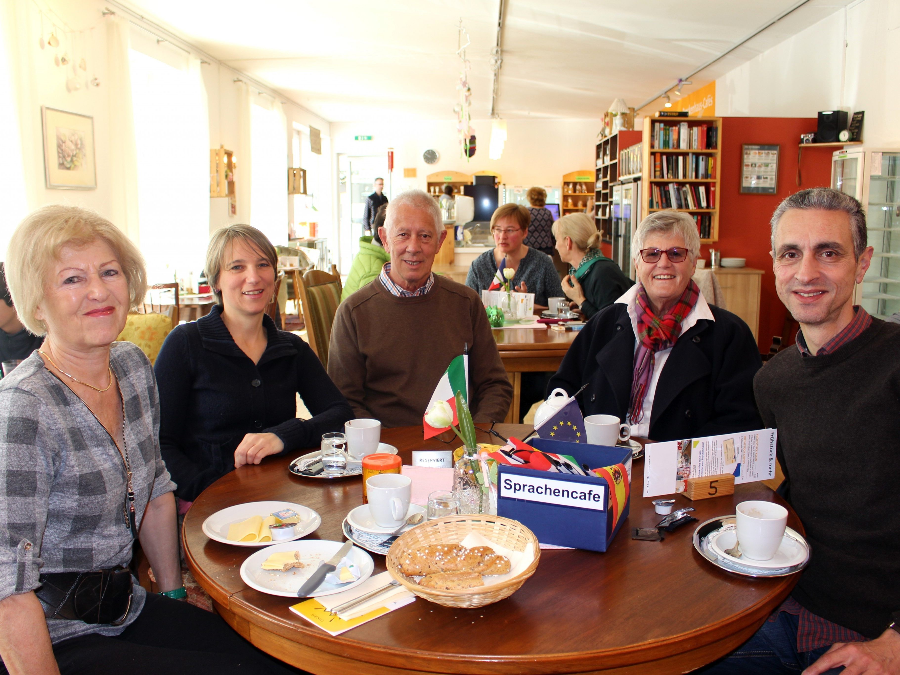 Willkommene Begegnung und abwechslungsreiche Unterhaltung im „Sprachencafe“ im Brockenhaus Leiblachtal. Willkommene Begegnung und abwechslungsreiche Unterhaltung im „Sprachencafe“ im Brockenhaus Leiblachtal.