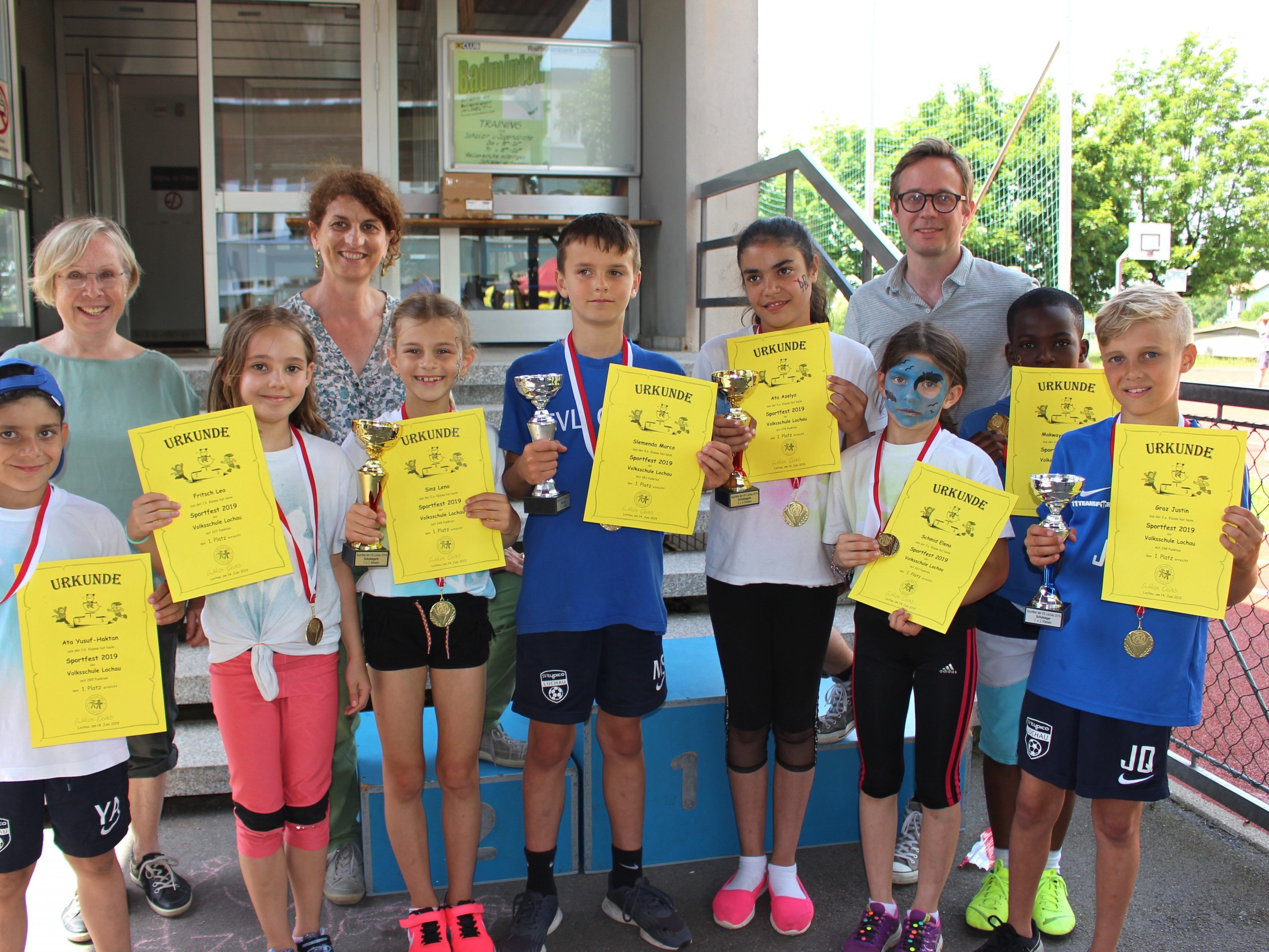 Die Schul- und Klassensieger von links: Yusuf-Haktan Ata, Lea Fritsch, Lena Sinz,  Marco Slemenda, Azelya Ata, Elena Schmid, Jerguy Makwaya und Justin Graz mit Dir. Esther Dür, Klassenlehrerin Andrea Renn (Organisation) und Markus Maier (Obmann des Elternvereines).