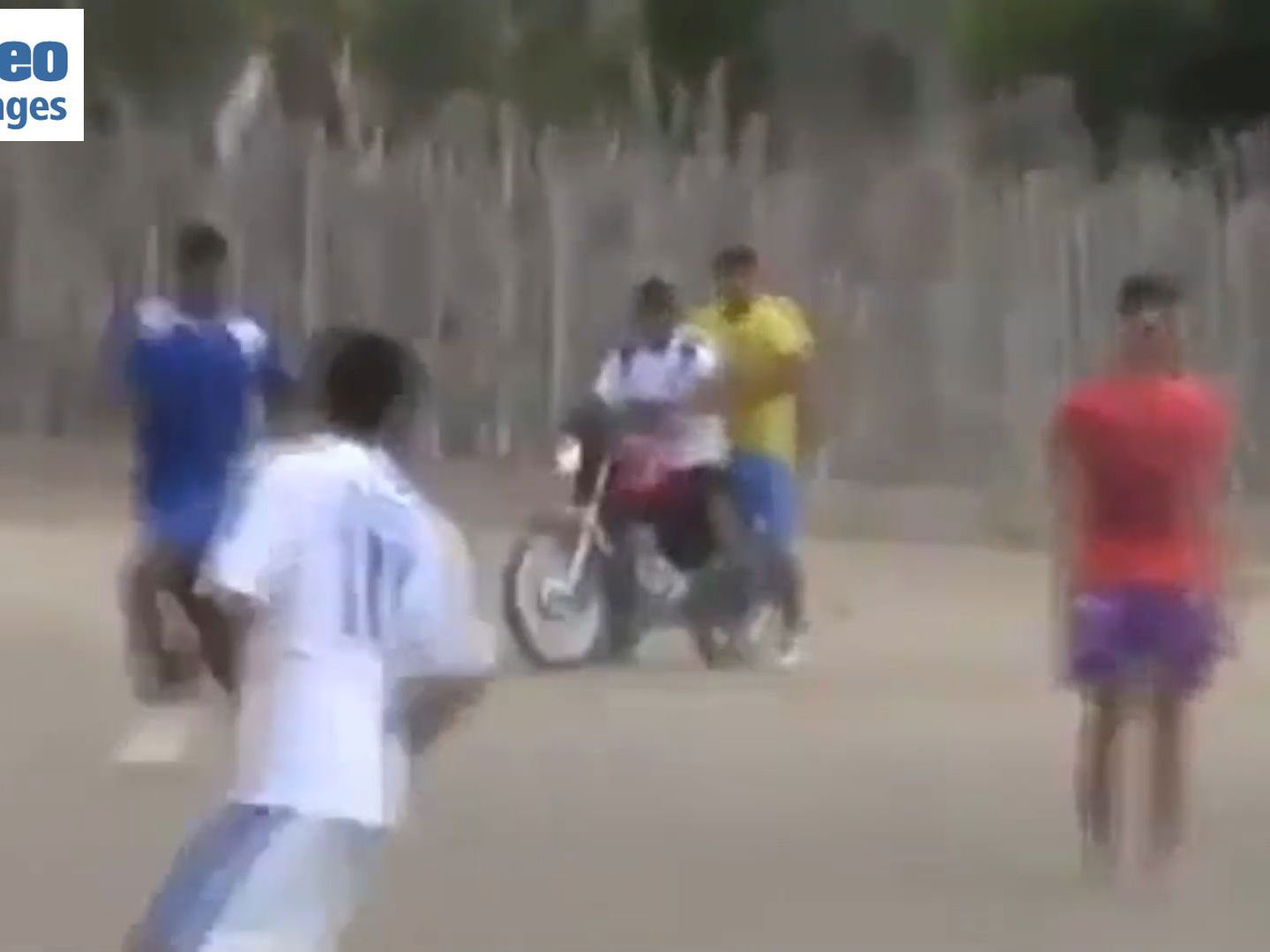 Zwei Tore aber nur ein Torwart? Für diese Mannschaft kein Problem.