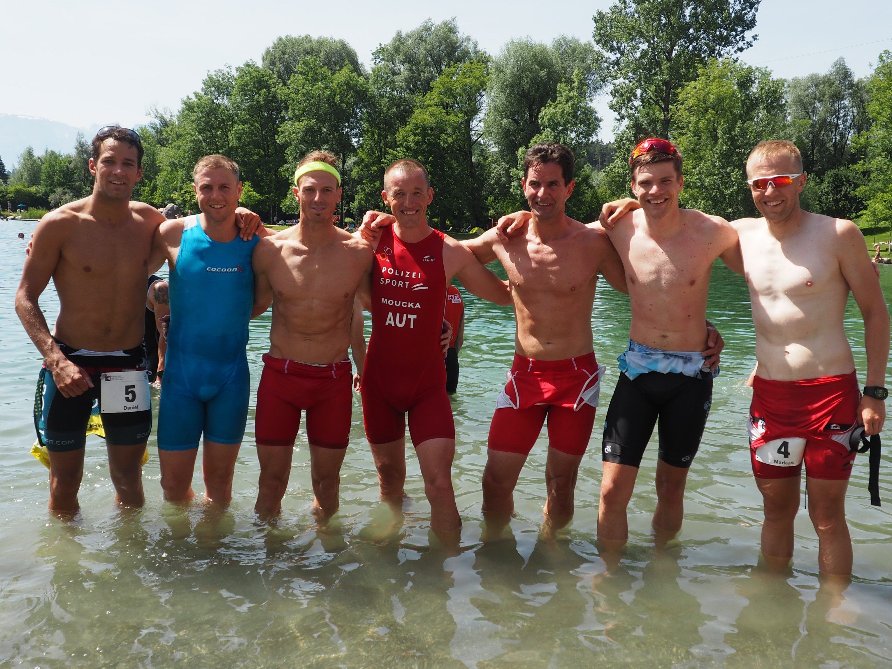 Erfrischung nach dem Wettkampf: Triathleten der Bundespolizeimeisterschaft im Naturbad Erfrischung nach dem Wettkampf: Triathleten der Bundespolizeimeisterschaft im Naturbad