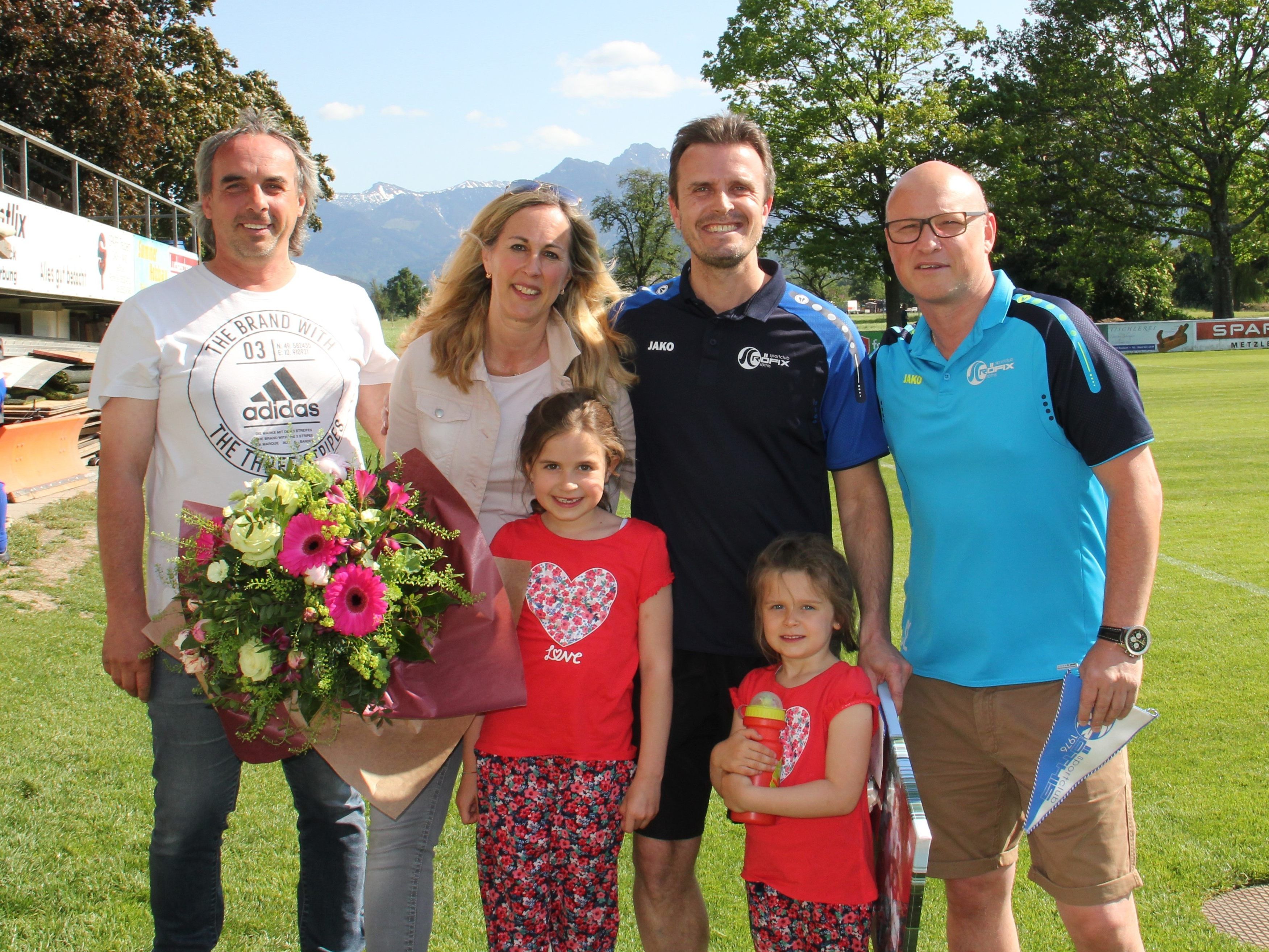 Obmann Andreas Nachbaur (li) und der sportliche Leiter Christian Summer bedanken sich bei Philipp und seines Familie. Obmann Andreas Nachbaur (li) und der sportliche Leiter Christian Summer bedanken sich bei Philipp und seines Familie.