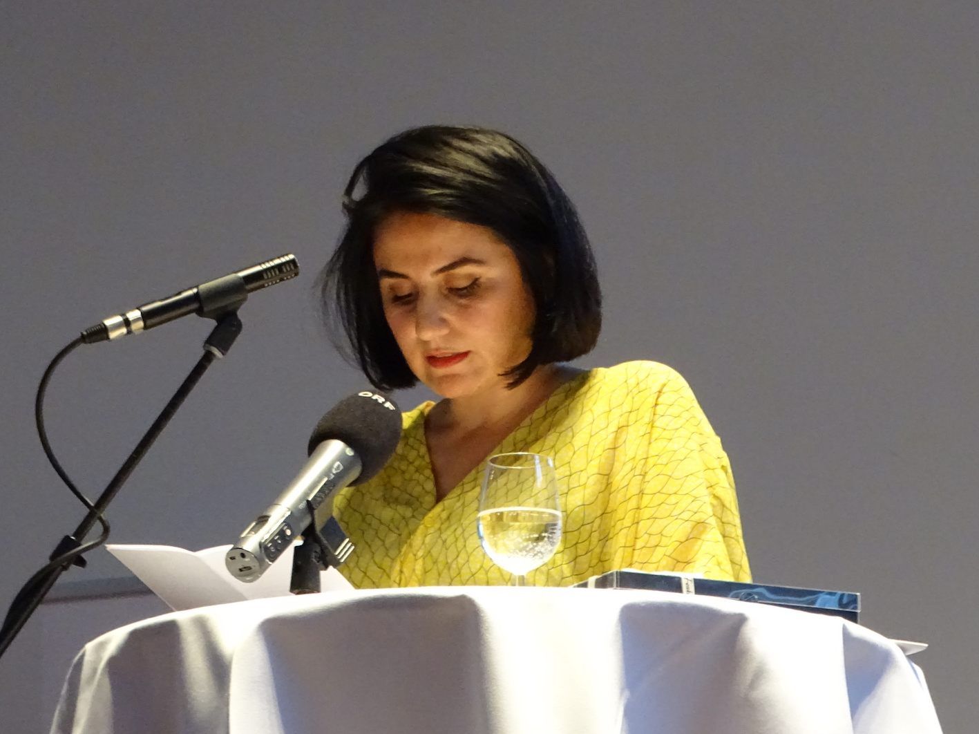 Karosh Taha las ihren Siegertext „Körpersprache“ im Salomon-Sulzer-Saal