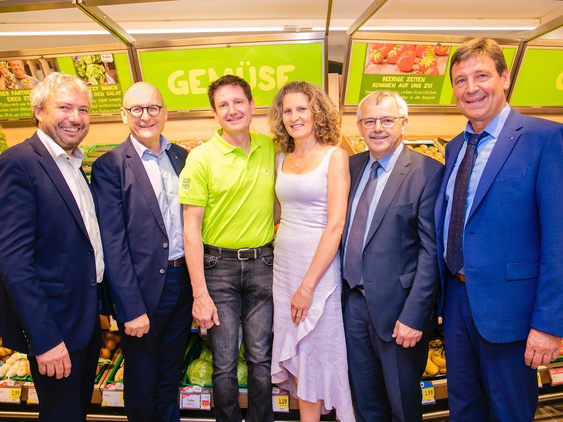 SPAR Vorarlberg GG Gerhard Ritter (r.), SPAR AR Guntram Drexel (2.vl), Vertriebsleiter Thomas Schwärzler (l.) sowie BM Andi Haid (2.vr) wünschen dem neuen SPAR-Kaufmann Mario Plangger und seiner Partnerin Cornelia viel Erfolg SPAR Vorarlberg GG Gerhard Ritter (r.), SPAR AR Guntram Drexel (2.vl), Vertriebsleiter Thomas Schwärzler (l.) sowie BM Andi Haid (2.vr) wünschen dem neuen SPAR-Kaufmann Mario Plangger und seiner Partnerin Cornelia viel Erfolg