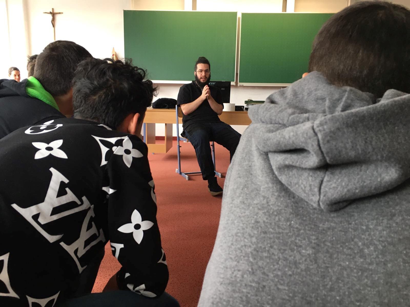 Die erste Stunde in der 3a mit Muhammet Ali Baş. Die erste Stunde in der 3a mit Muhammet Ali Baş.