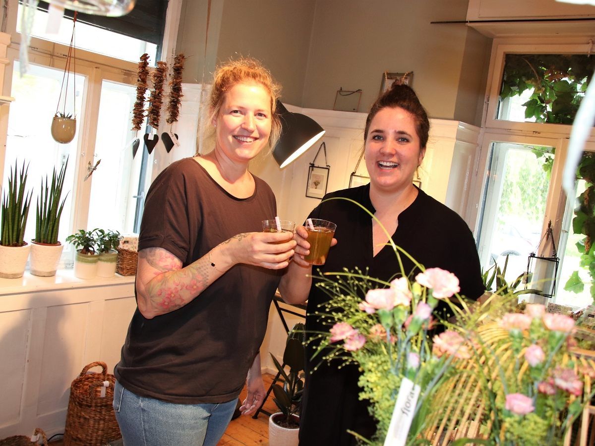 Martina Köb und Gabi Greppmayr im Floristikfachgeschäft „Flora“. Martina Köb und Gabi Greppmayr im Floristikfachgeschäft „Flora“.