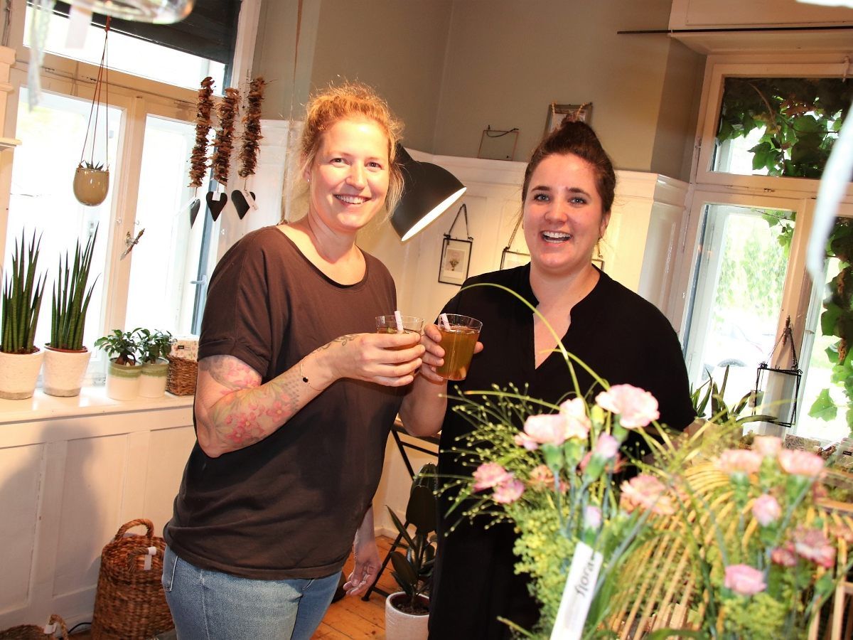 Martina Köb und Gabi Greppmayr im Floristikfachgeschäft „Flora“.