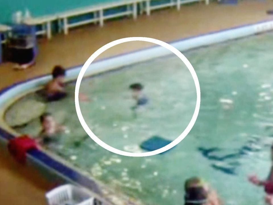 Die Schwimmlehrerinnen bemerkten den in Not geratenen Jungen zunächst nicht.