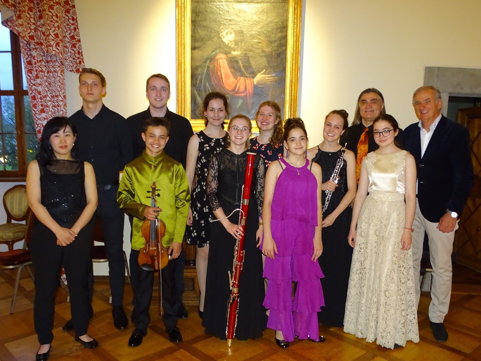 Irakli Gogibedaschwili und Robert Bokor (r.) mit den Nachwuchskünstlern und Akiko Shiochi (l.). Irakli Gogibedaschwili und Robert Bokor (r.) mit den Nachwuchskünstlern und Akiko Shiochi (l.).