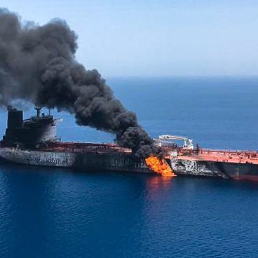 Rauch und Flammen auf einem der beiden Öltanker im Golf von Oman. Rauch und Flammen auf einem der beiden Öltanker im Golf von Oman.