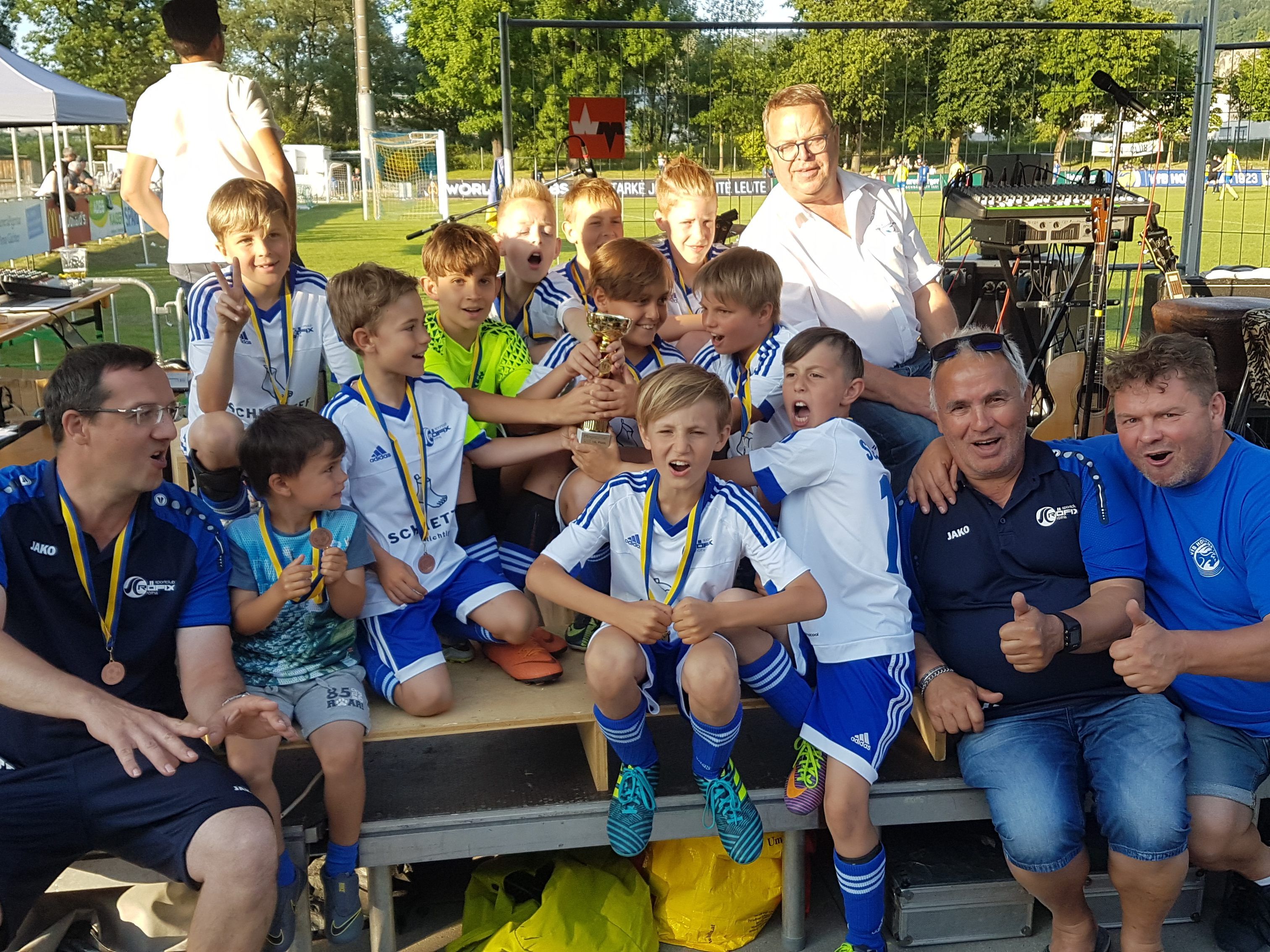 Durften stolz auf ihre Leistung in der Grafenstadt sein, die U 10 des SCR. Durften stolz auf ihre Leistung in der Grafenstadt sein, die U 10 des SCR.