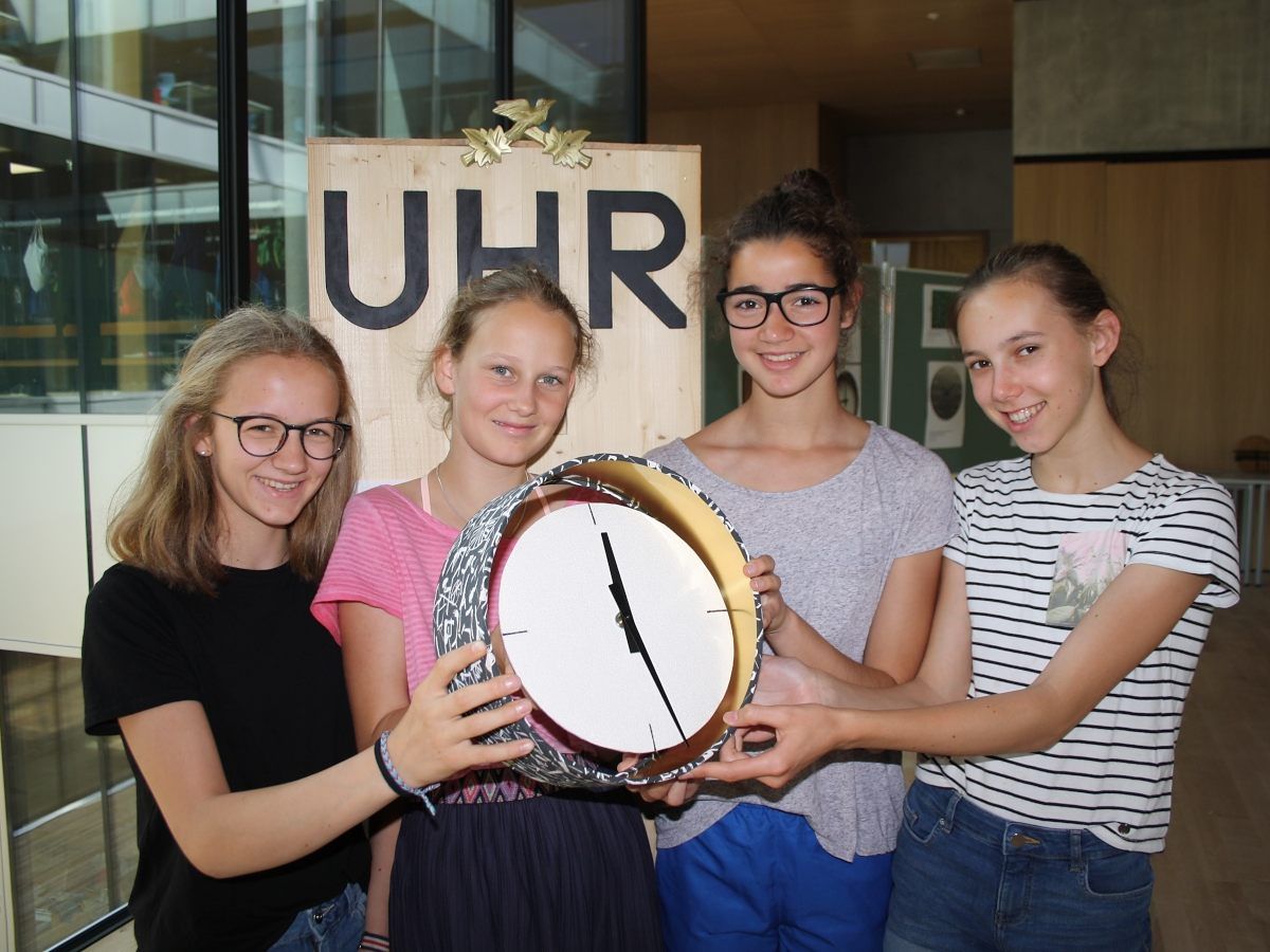Valeria, Alina, Nadia und Klara mit ihrer Stoffrahmen-Uhr.