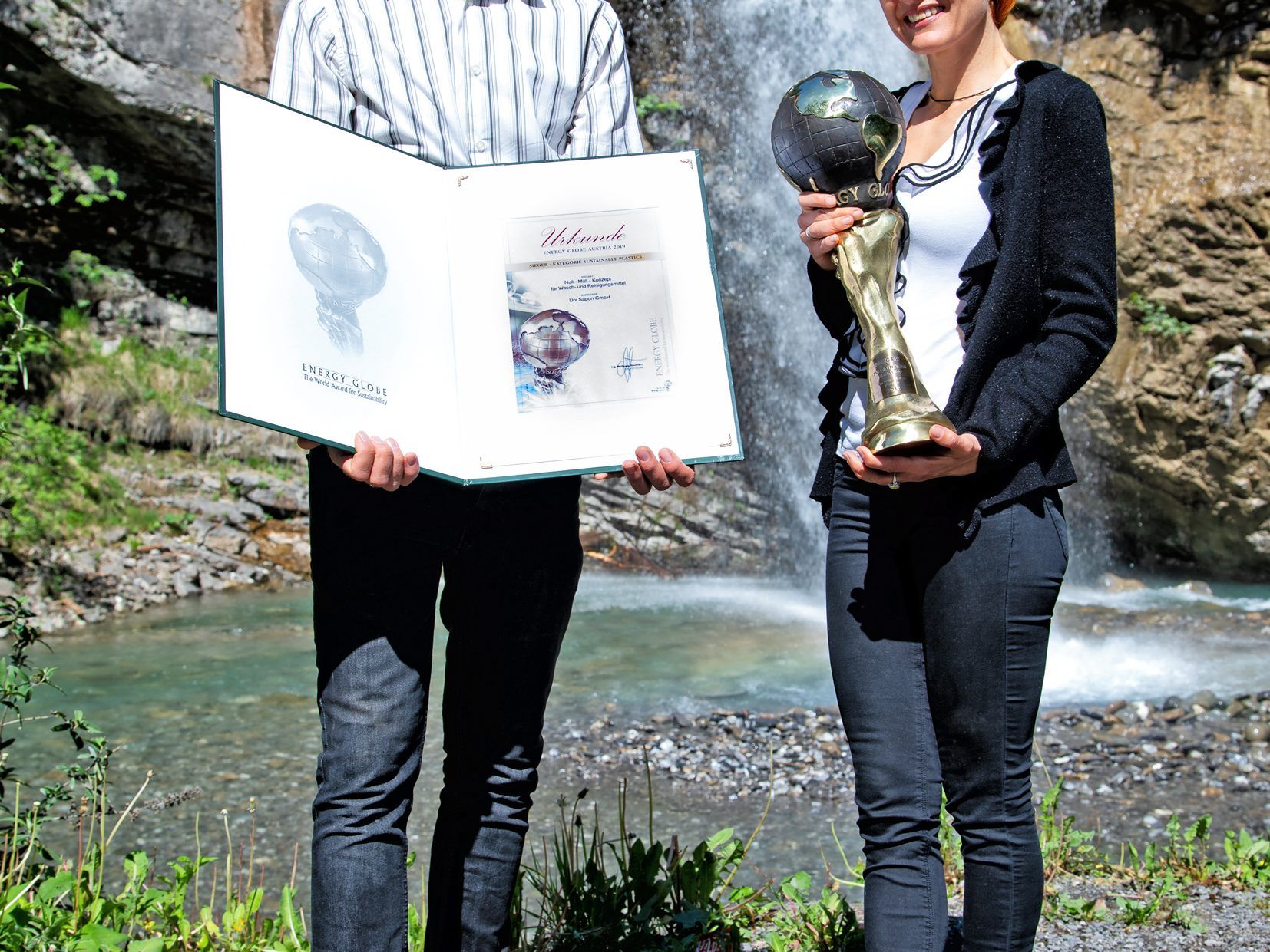 Die Uni Sapon-Gesellschafter Peter Metzler und Marion Reichart mit dem Energy-Globe.