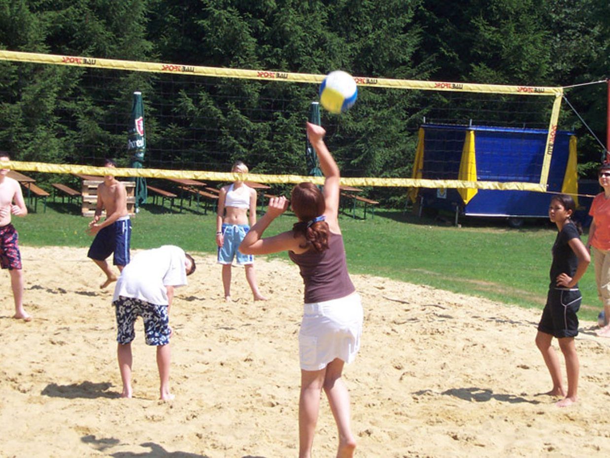 42 Teams kämpfen beim Volleyballturnier in den Rheinauen um die Pokale
