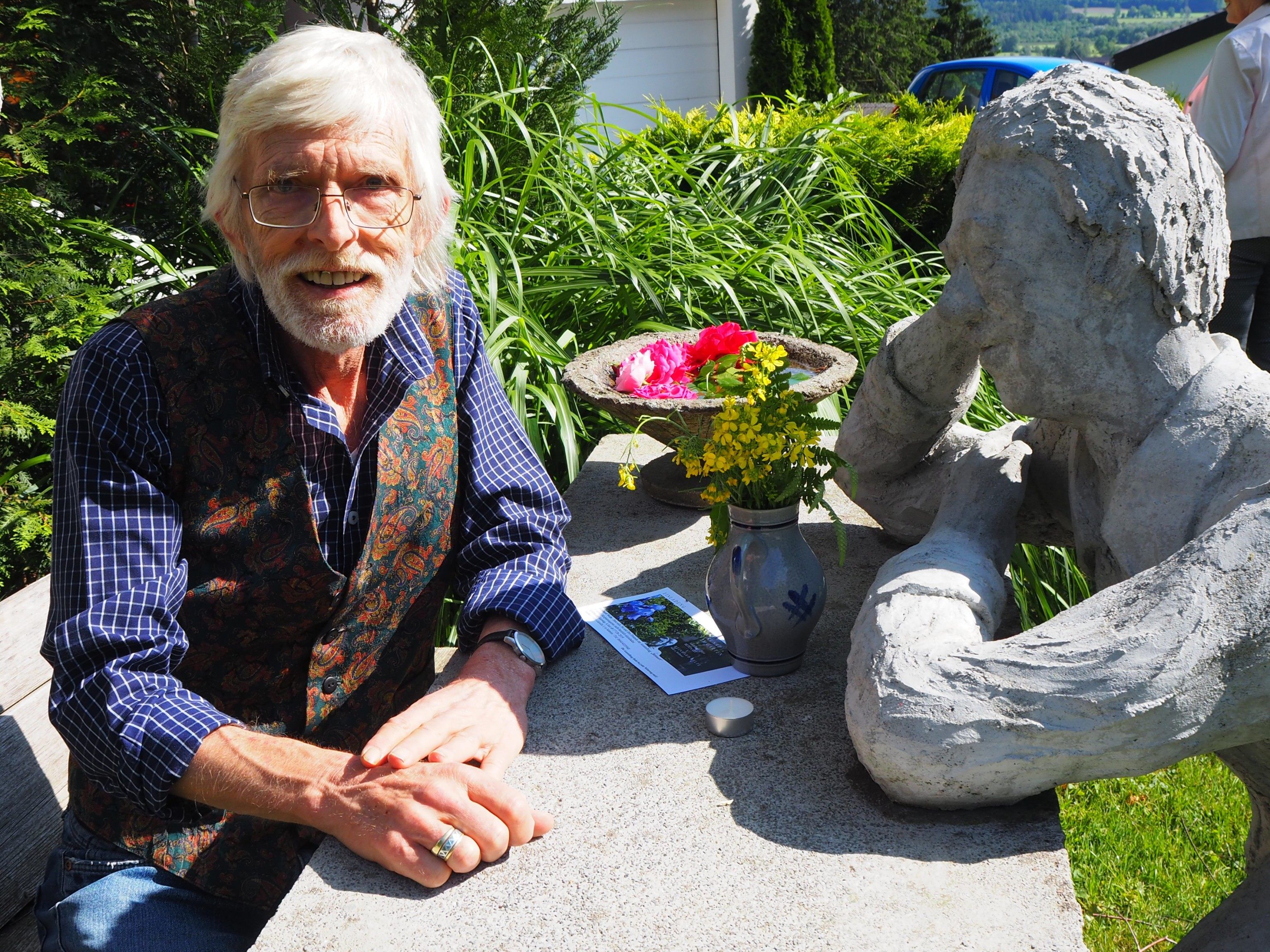Künstler Reinhard Welte in seinem "Betongarten"