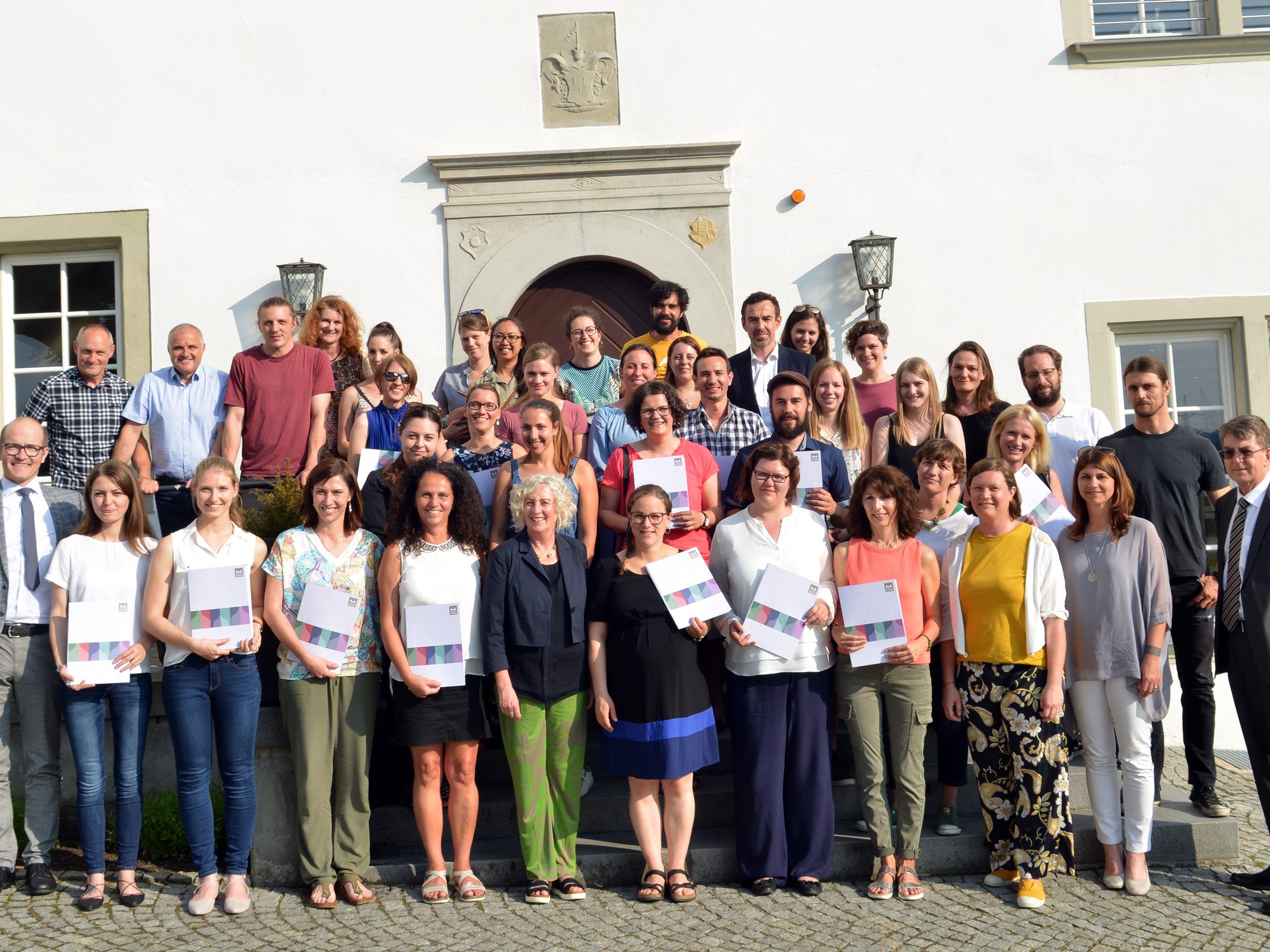 Im Wissenschafts- und Weiterbildungszentrum Schloss Hofen in Lochau hat am Dienstag die für Kinder- und Jugendhilfe zuständige Landesrätin Katharina Wiesflecker den 42 Absolventinnen und Absolventen des siebten Lehrgangs "Kinder- und Jugendhilfe" ihre Abschlusszertifikate überreicht. Im Wissenschafts- und Weiterbildungszentrum Schloss Hofen in Lochau hat am Dienstag die für Kinder- und Jugendhilfe zuständige Landesrätin Katharina Wiesflecker den 42 Absolventinnen und Absolventen des siebten Lehrgangs "Kinder- und Jugendhilfe" ihre Abschlusszertifikate überreicht.