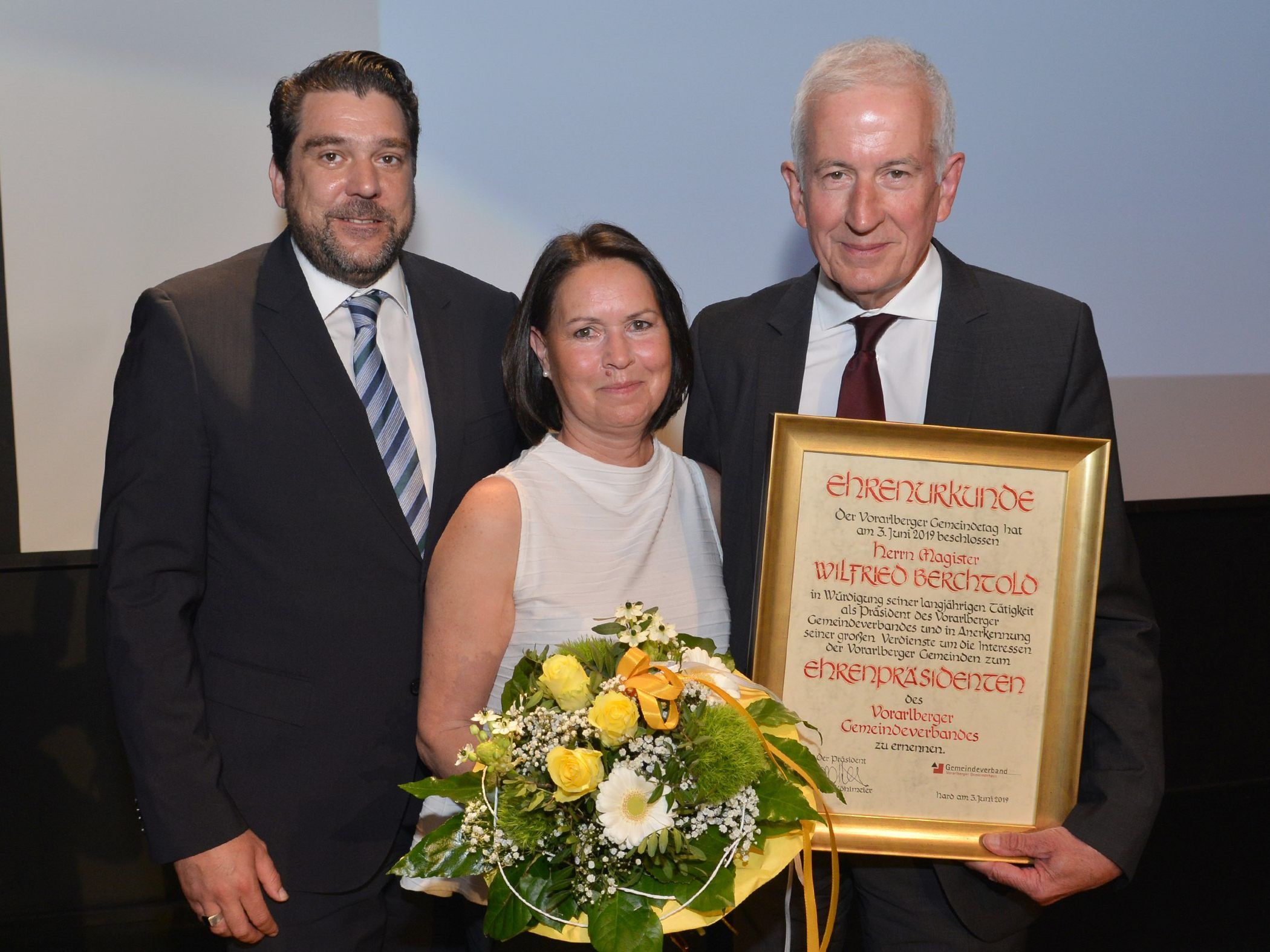 Präsident des Gemeindeverbandes und Bürgermeister von Hard Harald Köhlmeier mit dem neuen Ehrenpräsidenten Wilfried Berchtold und Ehefrau Sabine.