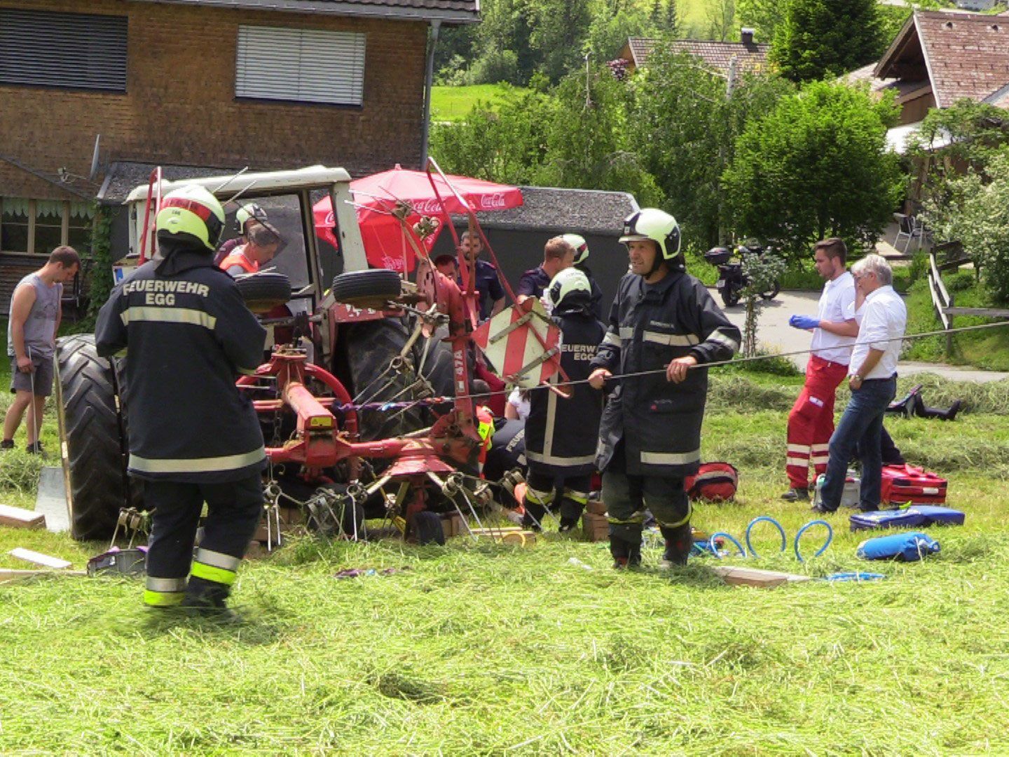 55-Jähriger war unter Hinterreifen des rollenden Traktors geraten