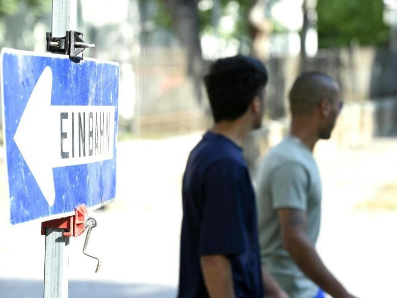 Asylwerber vor dem Erstaufnahmezentrum Traiskirchen
