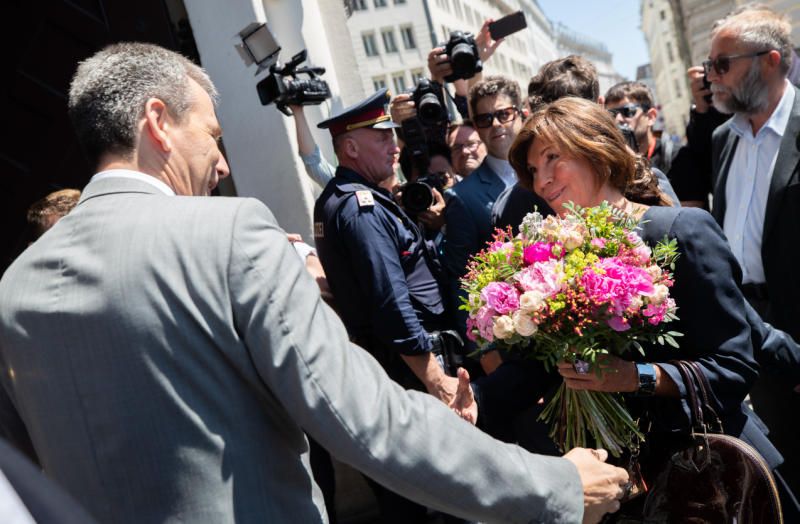 Hartwig Löger begrüßt Bundeskanzlerin Brigitte Bierlein  Hartwig Löger begrüßt Bundeskanzlerin Brigitte Bierlein