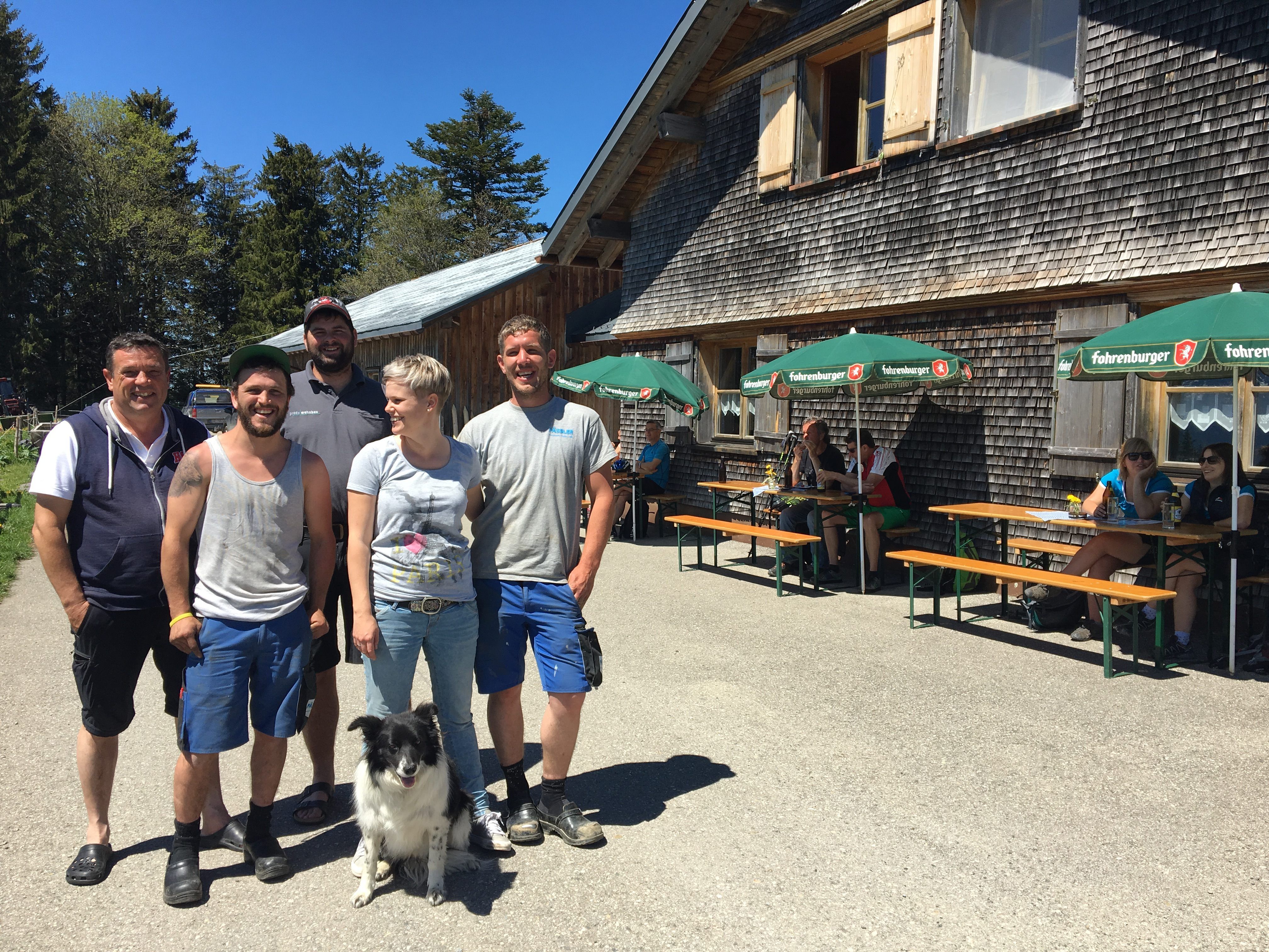 Ein Teil des Teams auf Maiensäss/Staffel Fraxern: v.li. Alexander Bernhard, Michl, Mario, Chefs Verena und Christoph Fetz und Hund Flora. Ein Teil des Teams auf Maiensäss/Staffel Fraxern: v.li. Alexander Bernhard, Michl, Mario, Chefs Verena und Christoph Fetz und Hund Flora.