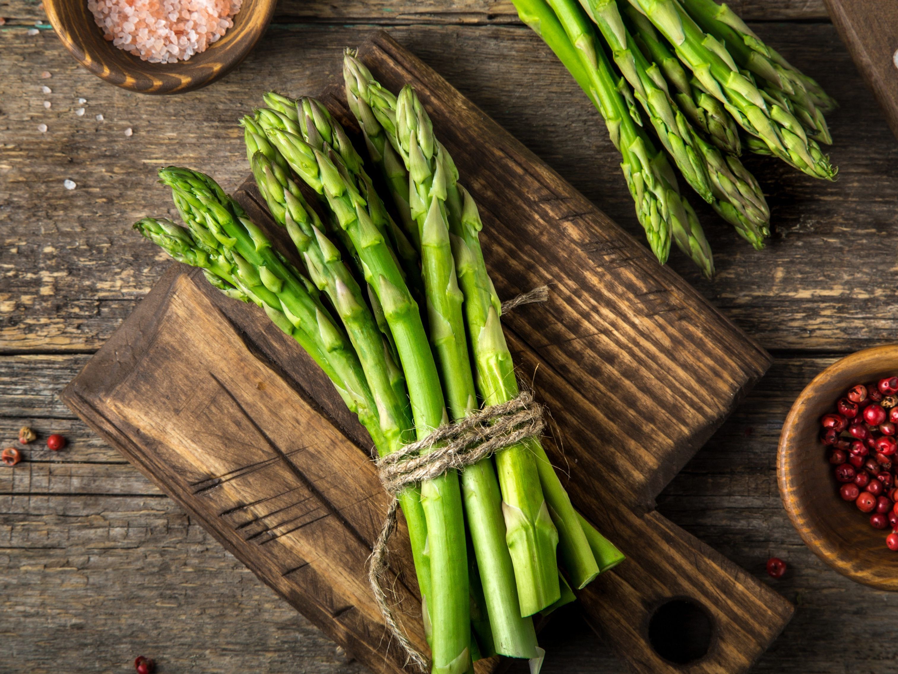 Spargel gilt als königliches Gemüse und wird auch essbares „Elfenbein“ genannt. Spargel gilt als königliches Gemüse und wird auch essbares „Elfenbein“ genannt.