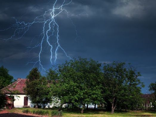 Bei einem Blitzeinschlag können Spannungsschwankungen von bis zu 100.000 Volt erreicht werden.