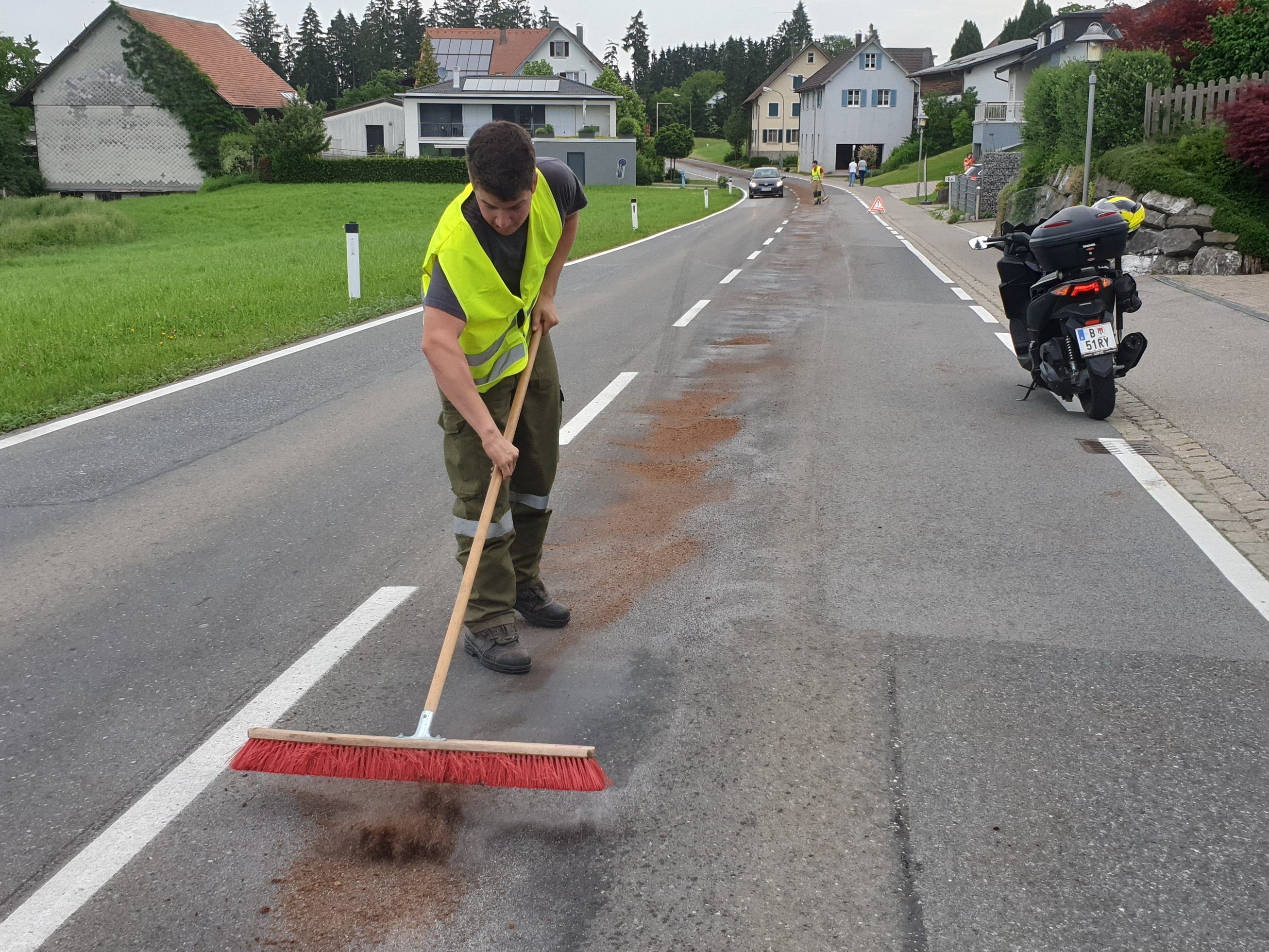 Öl auf der Fahrbahn in Hohenweiler