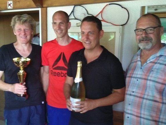 Das siegreiche Team des Tischtennisclubs mit TC-Obmann Heli Gorbach (re.).