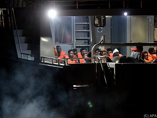 Maltesisches Schiff nimmt 44 Flüchtlinge von der "Alan Kurdi" an Bord