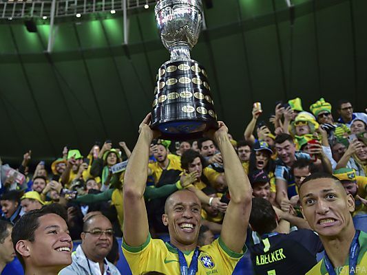 Brasiliens Miranda stemmt die Trophäe Brasiliens Miranda stemmt die Trophäe