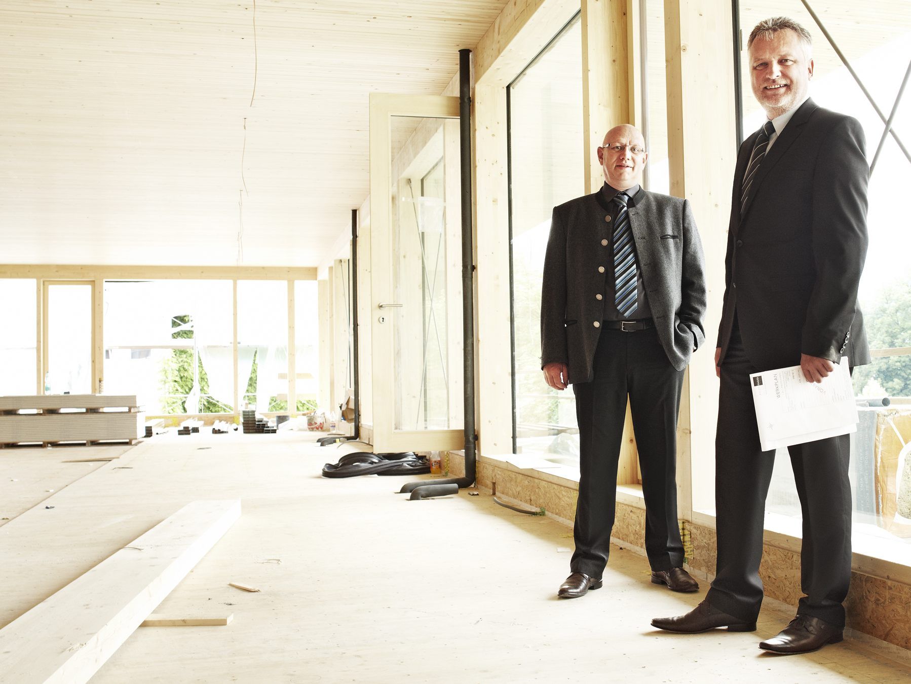 Die beiden Geschäftsführer von 1zu1, Hannes Hämmerle (links) und Wolfgang Humml, investieren bis 2020 erneut sechs Millionen Euro in den Standort Dornbirn. (Im Bild: Die Betriebserweiterung im Jahr 2006).