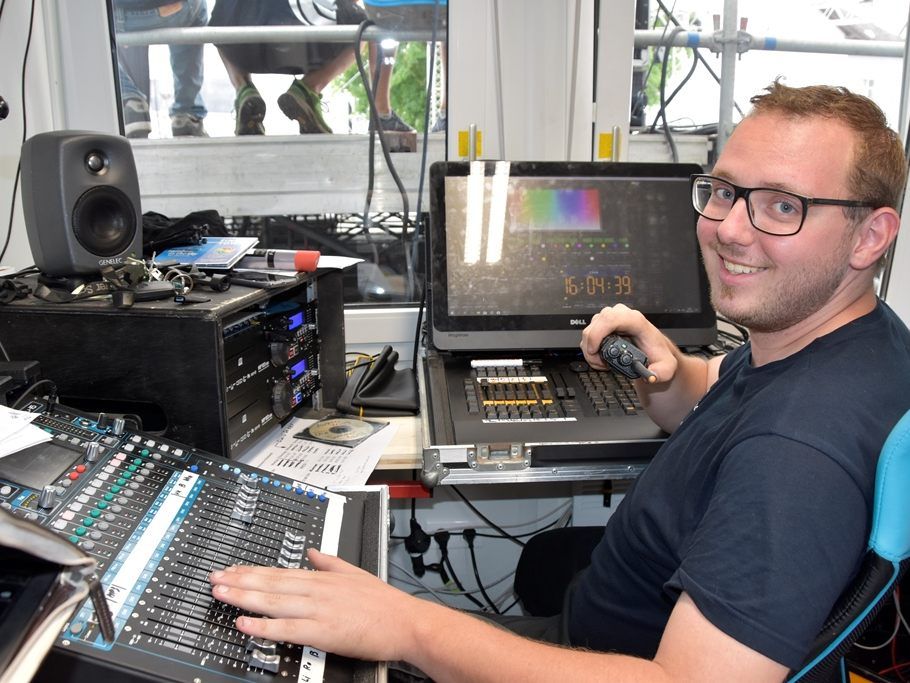 Mehr als 300 ehrenamtliche HelferInnen arbeiten im Hintergrund.