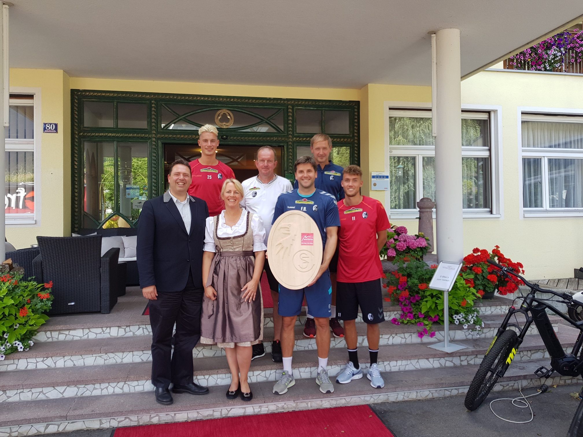 Manuel Bitschnau begrüßte Spieler und Begleiter des SC Freiburg vor dem Hotel Vitalquelle Montafon. Manuel Bitschnau begrüßte Spieler und Begleiter des SC Freiburg vor dem Hotel Vitalquelle Montafon.